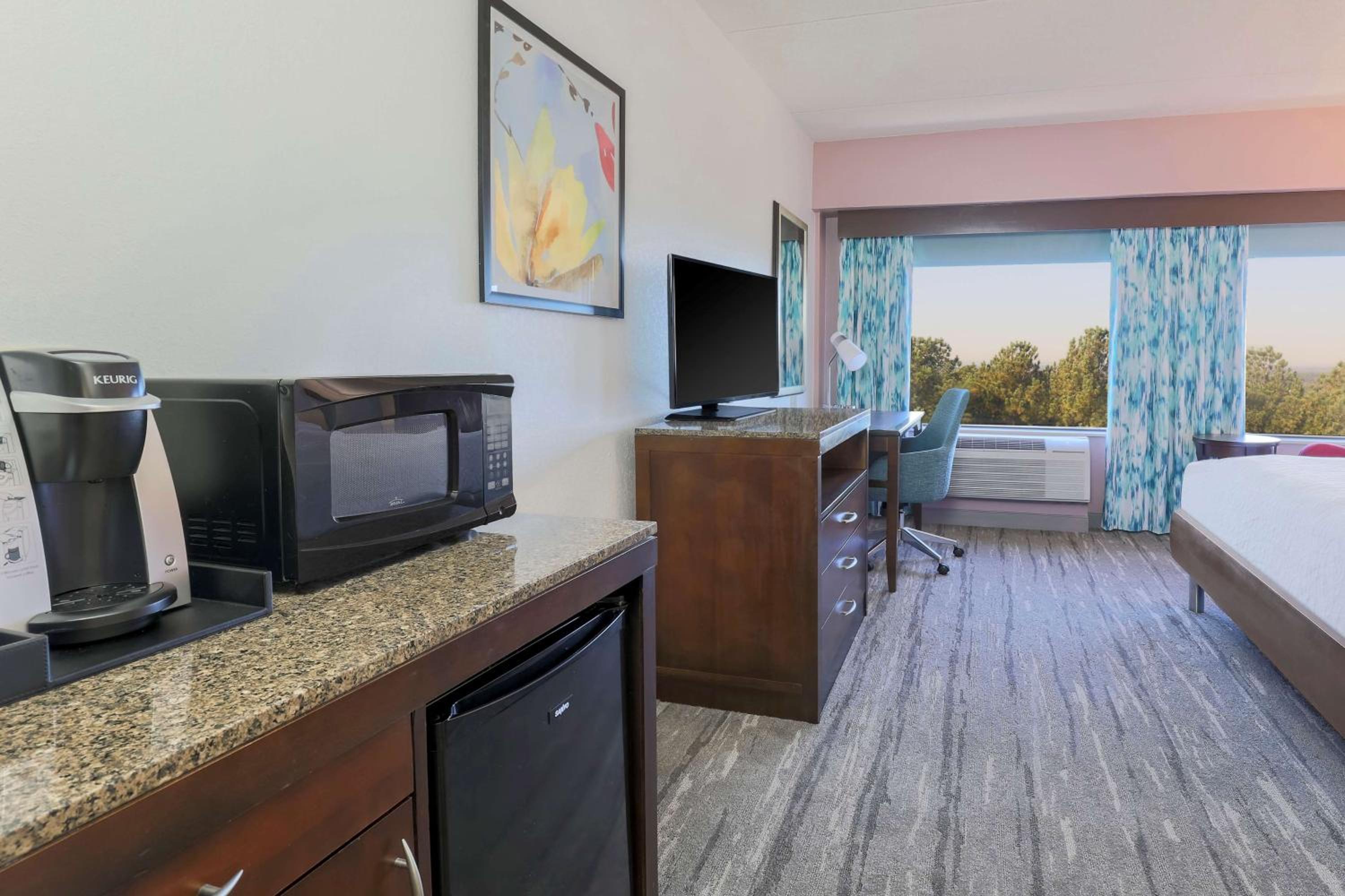 King Room with Tub - Mobility and Hearing Access - Photo 4