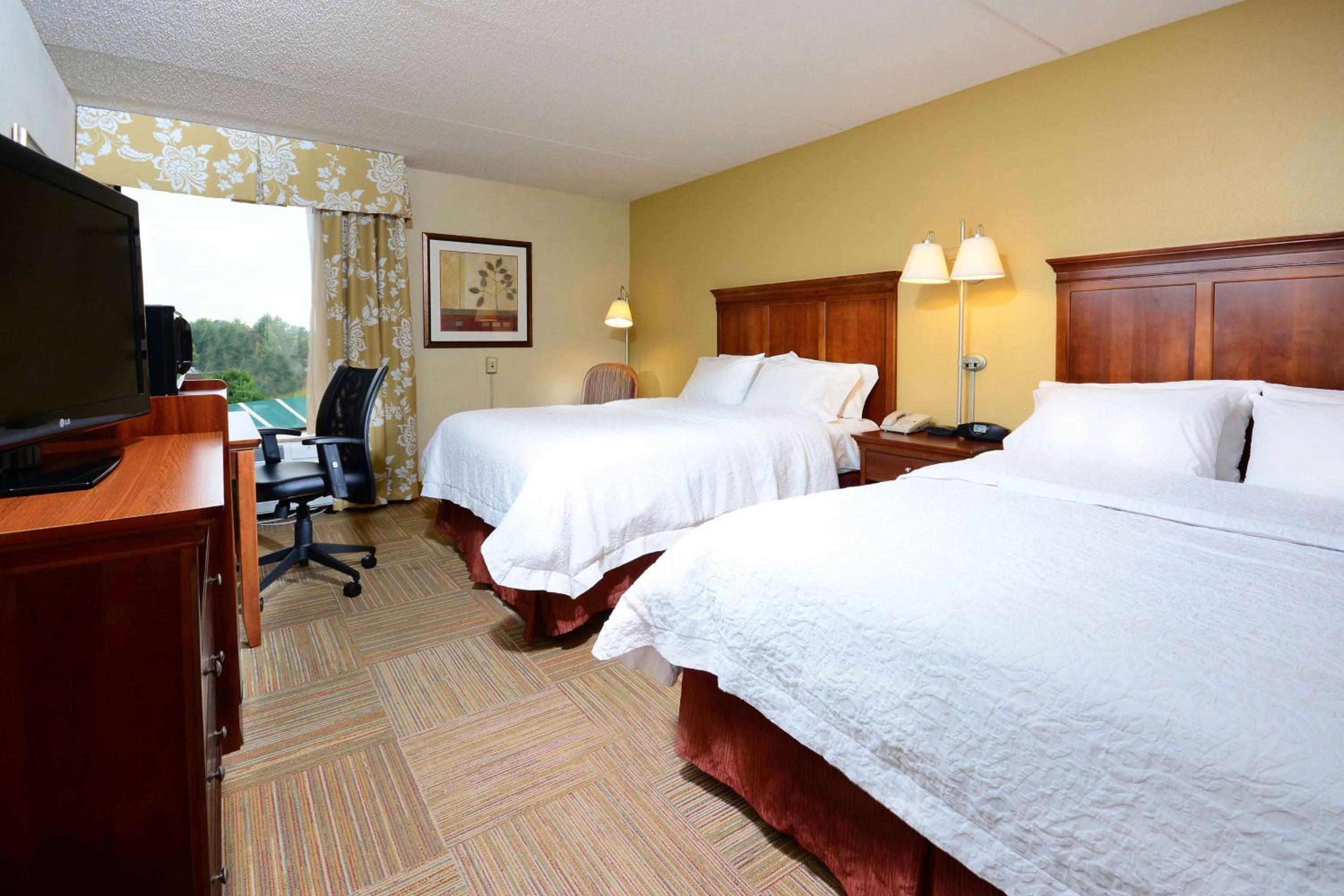 Room with Two Queen Beds - Non-Smoking - Photo 1