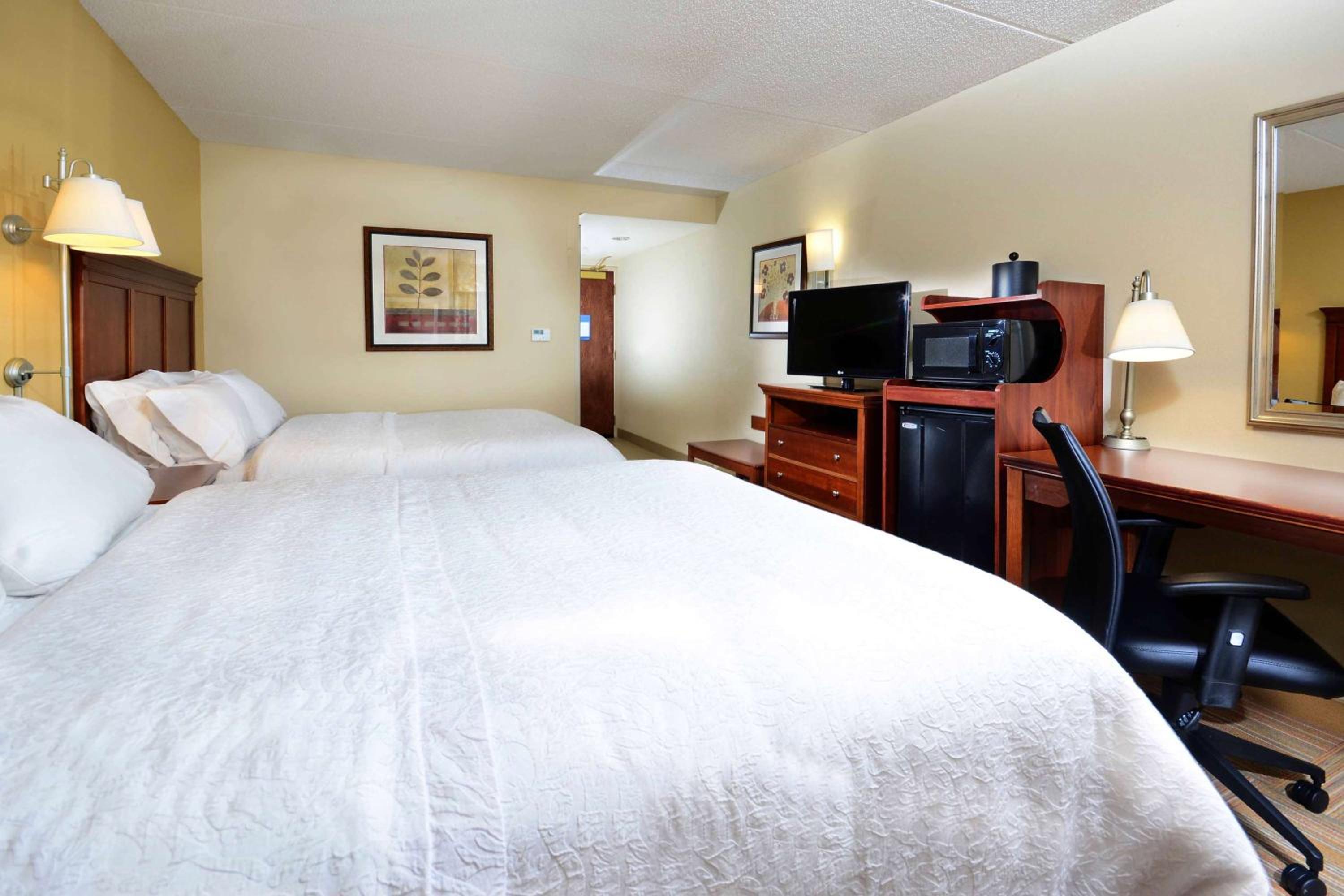 Room with Two Queen Beds - Non-Smoking - Photo 3