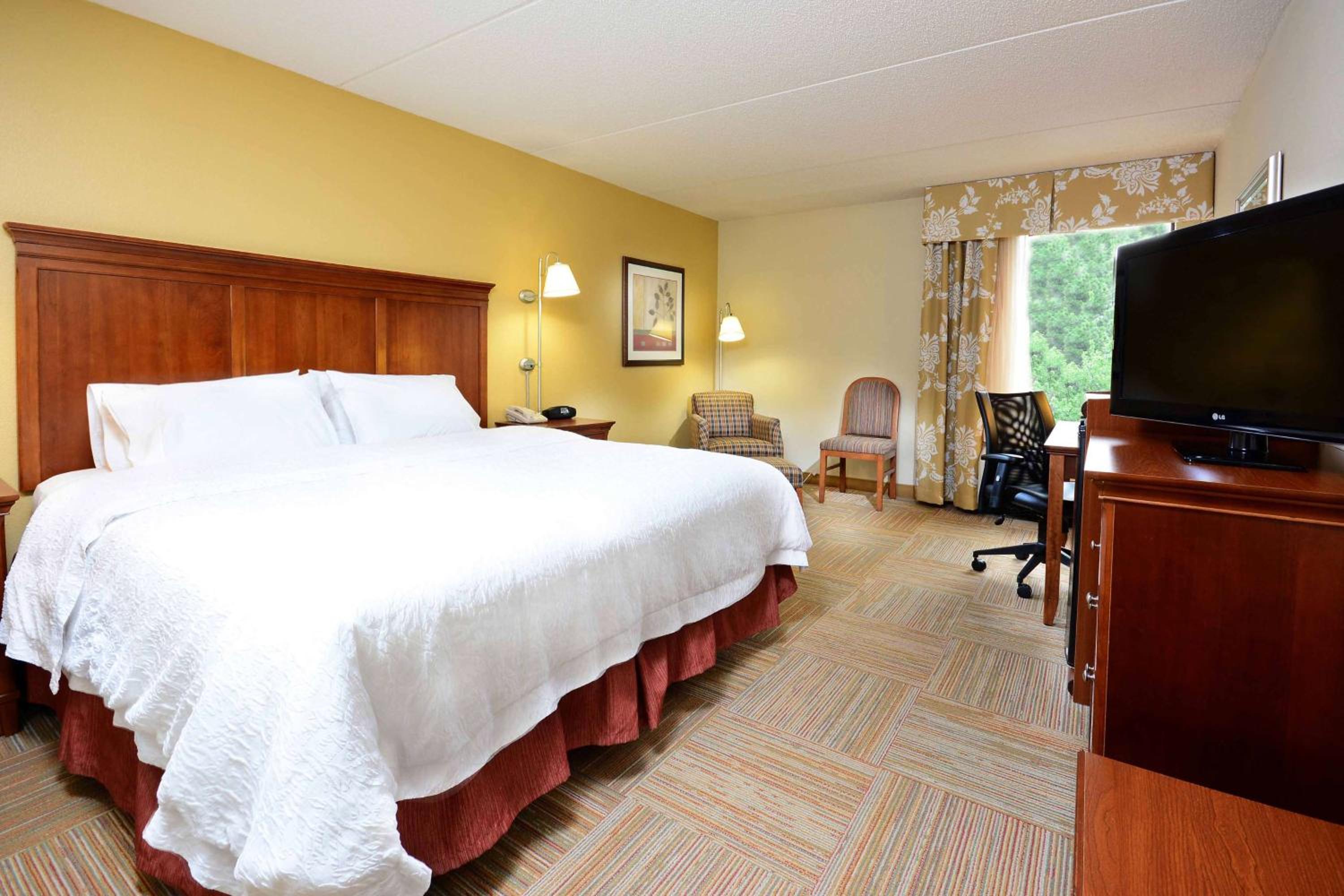 King Room with King Bed - Non-Smoking - Photo 2