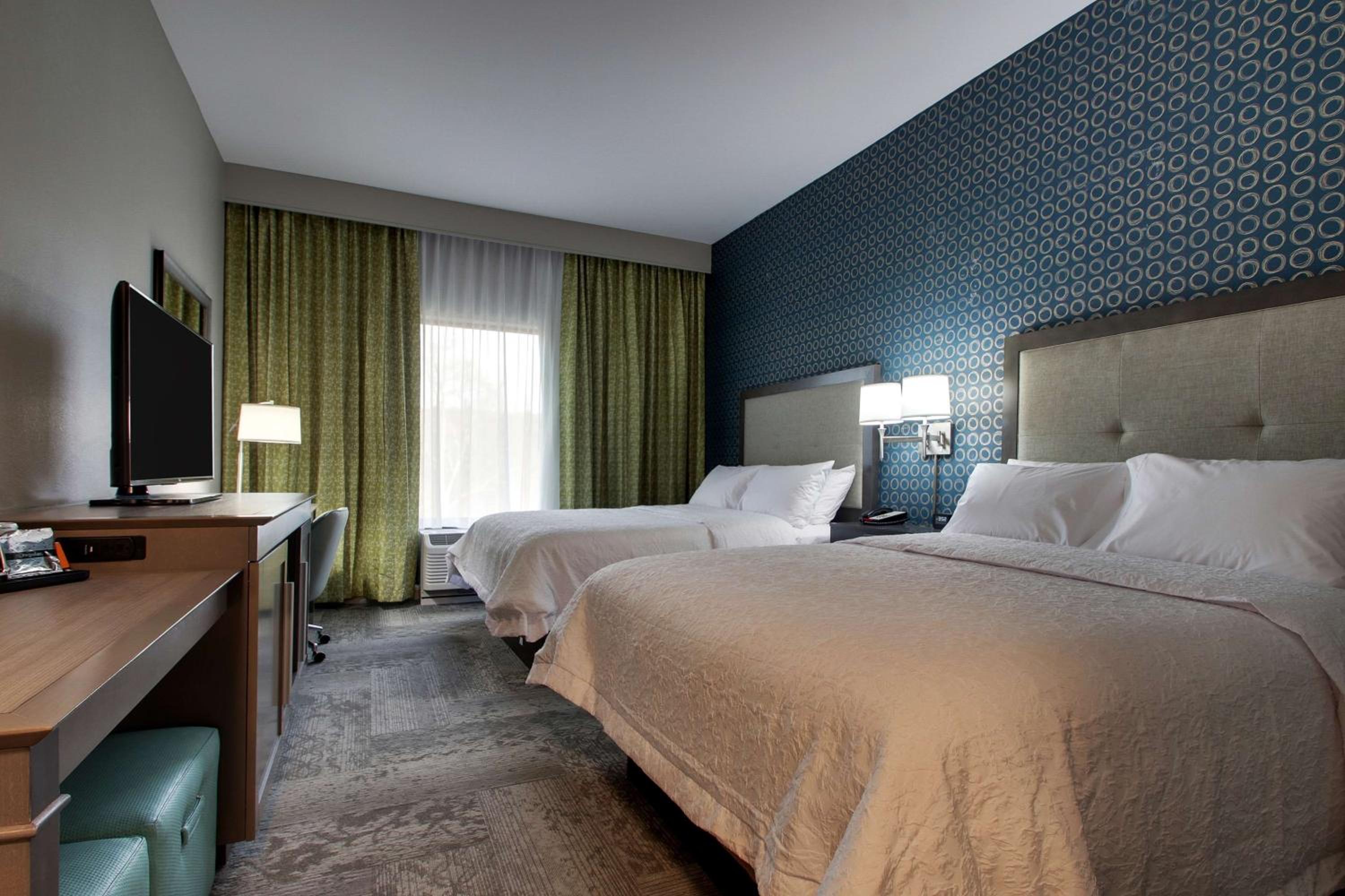 Queen Room with Two Queen Beds - Non-Smoking photo 3