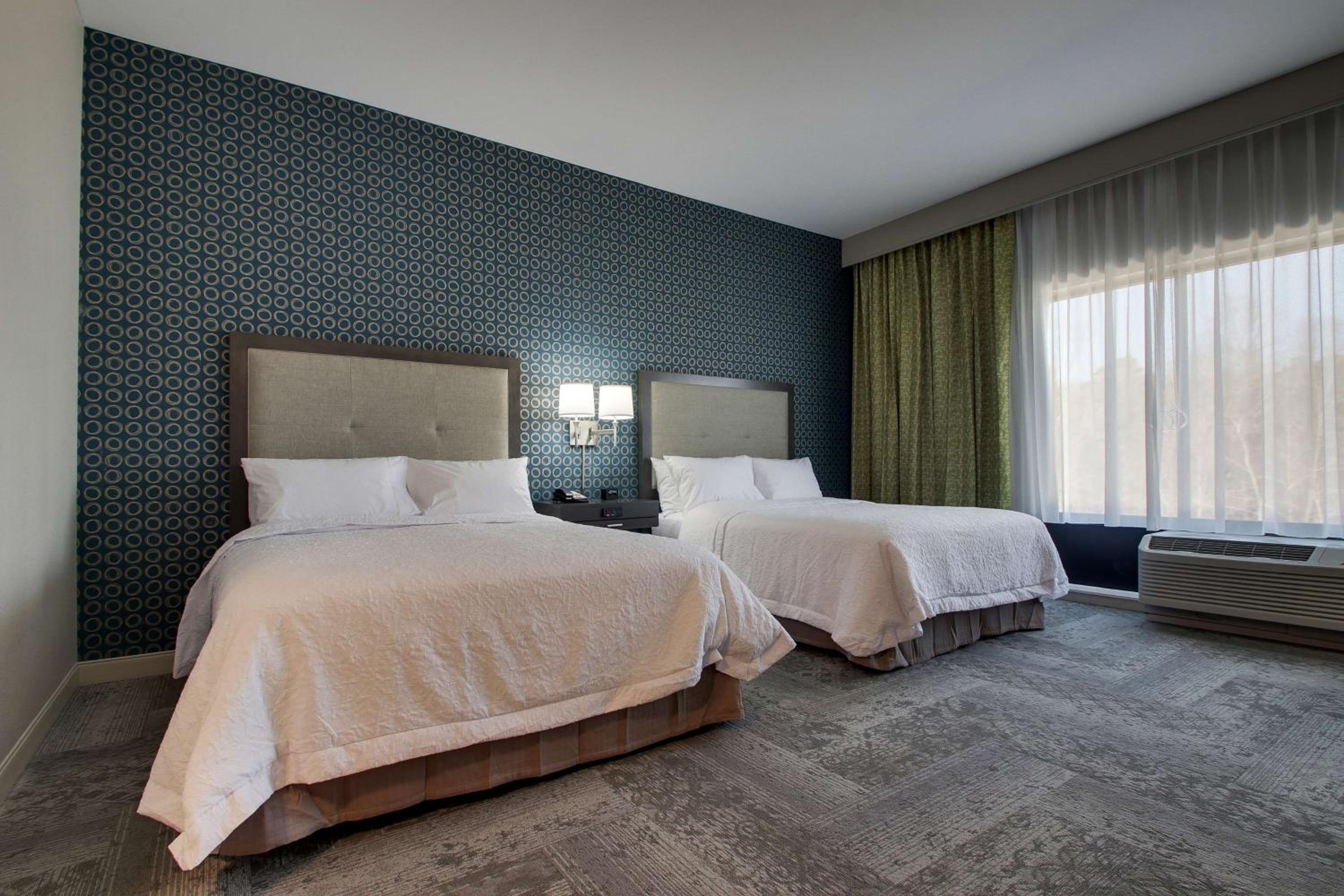 Queen Room with Two Queen Beds and Bath Tub - Mobility and Hearing Access/Non-Smoking photo 3