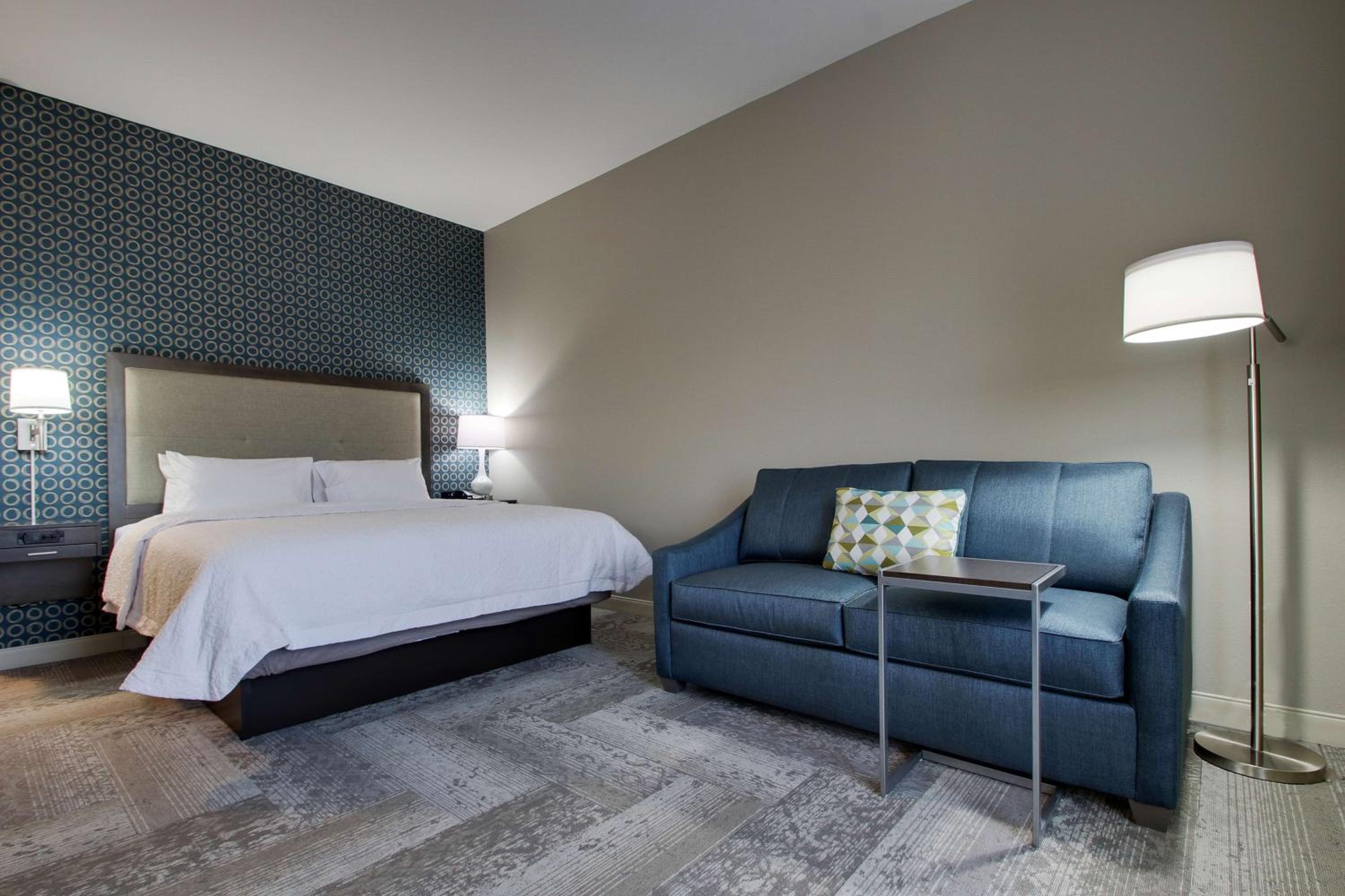 King Room with Sofa Bed - Non-Smoking photo 3