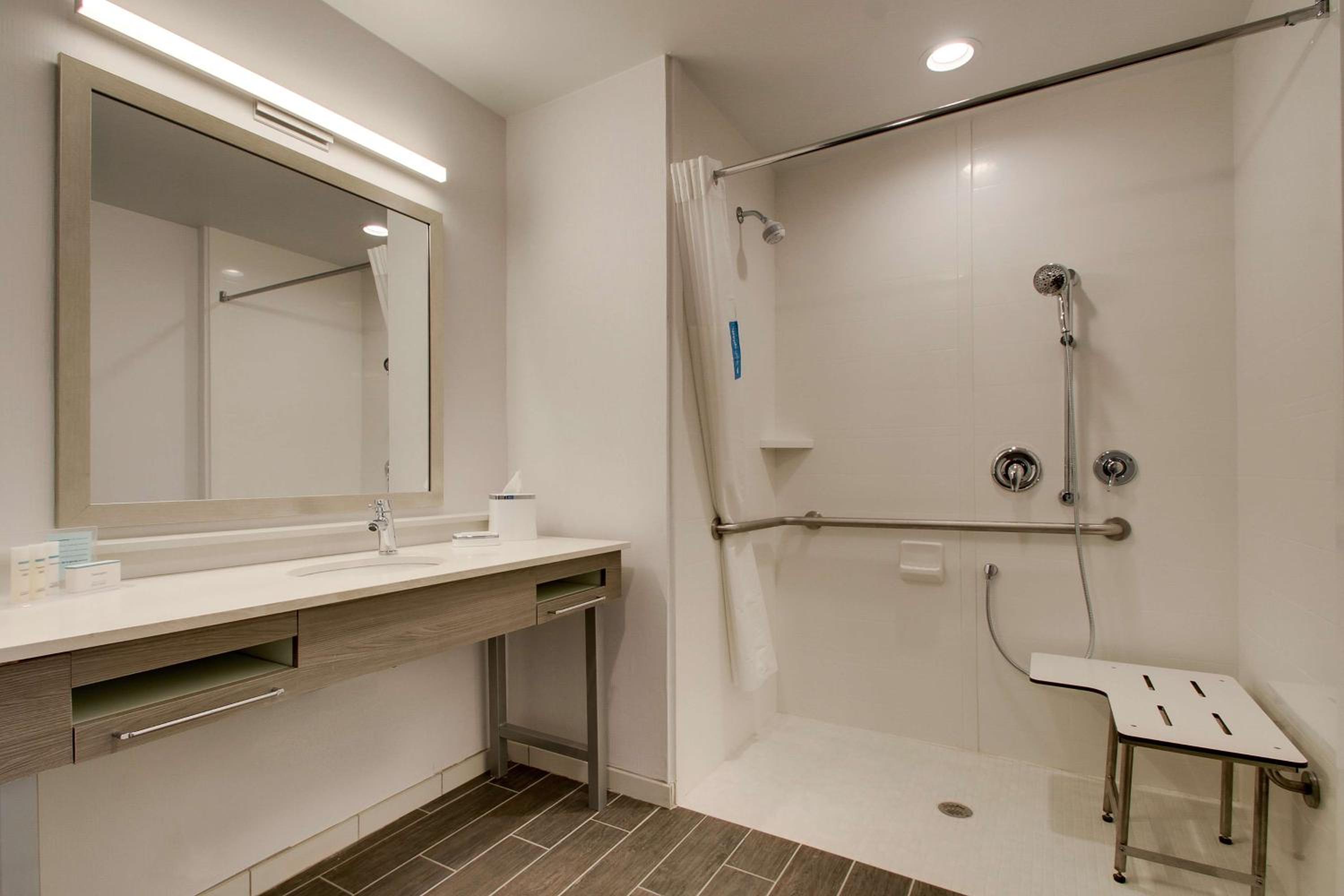 King Room with Roll-In Shower - Mobility Access/Non-Smoking photo 2