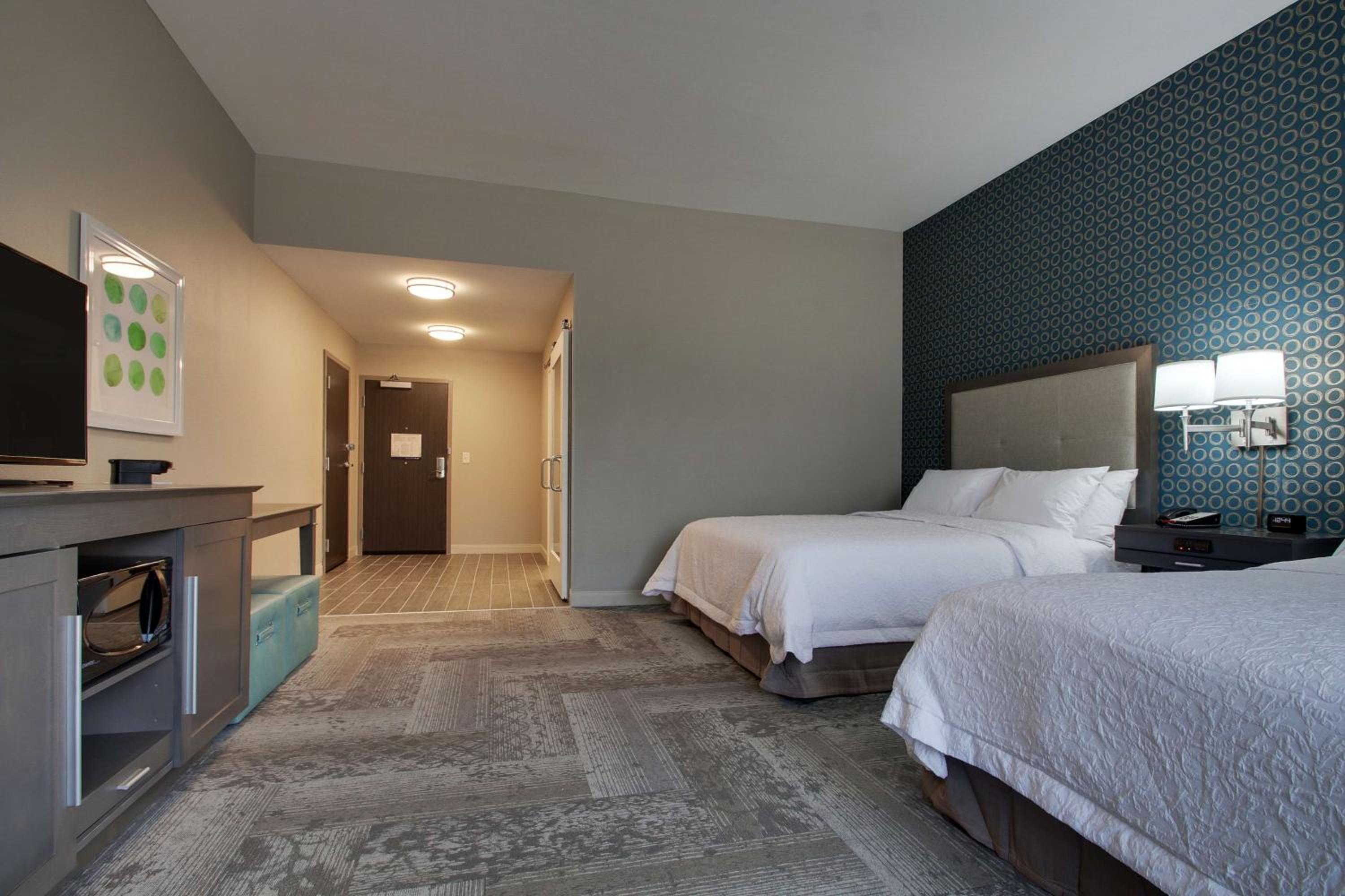 Queen Room with Two Queen Beds and Bath Tub - Mobility and Hearing Access/Non-Smoking photo 2