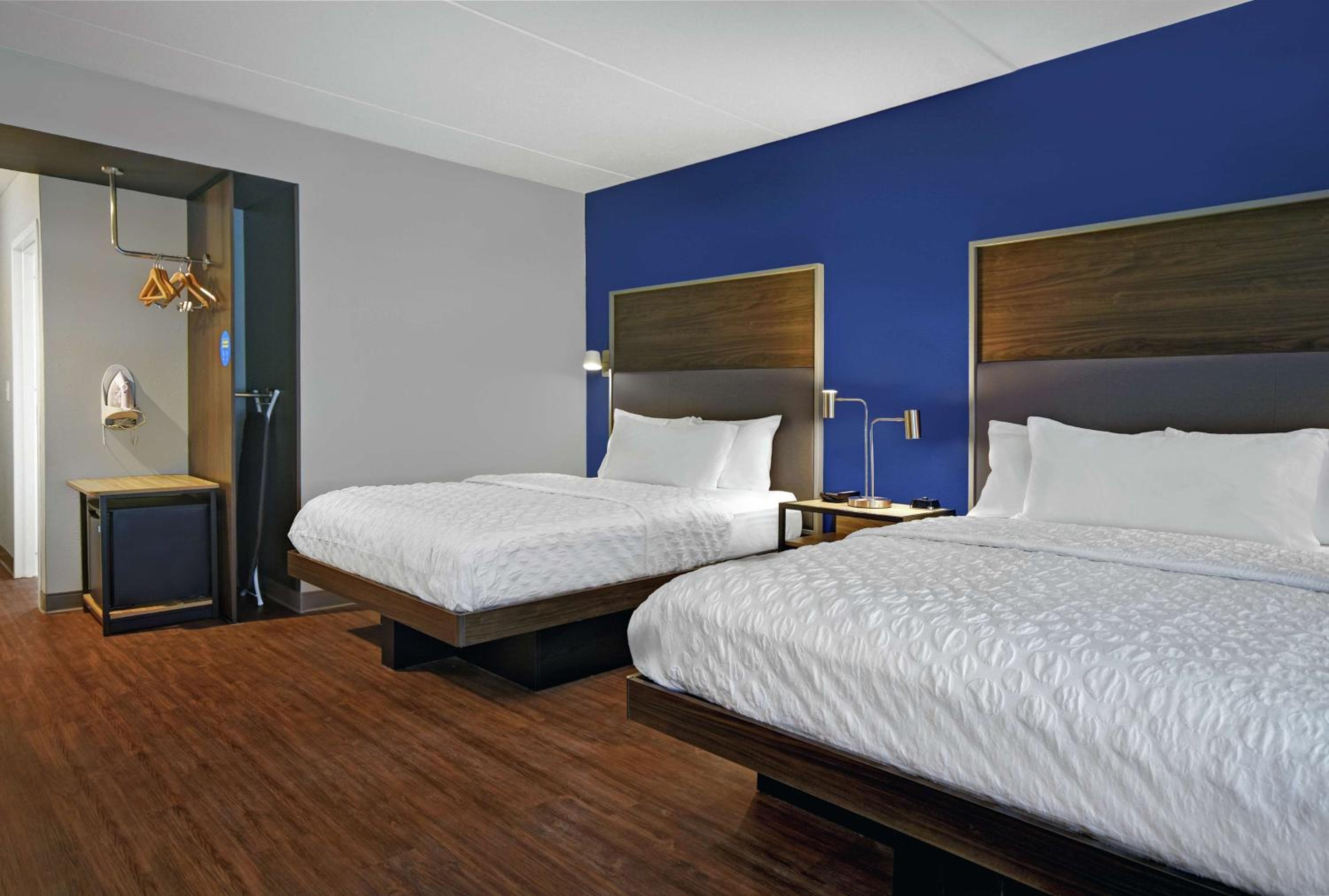 Queen Room with Two Queen Beds and Bath Tub - Mobility Accessible - Photo 5