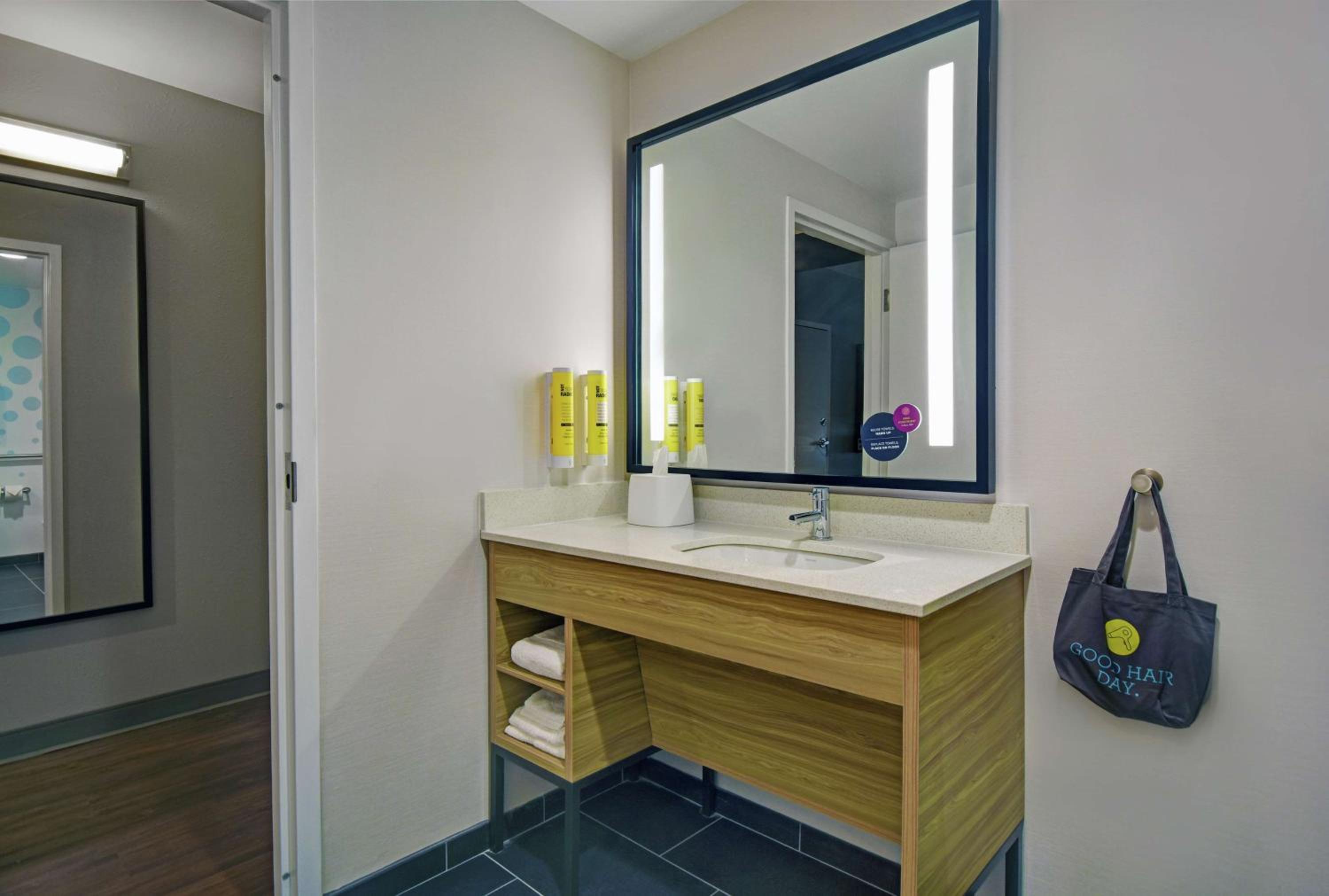 Queen Room with Two Queen Beds and Bath Tub - Mobility Accessible - Photo 4