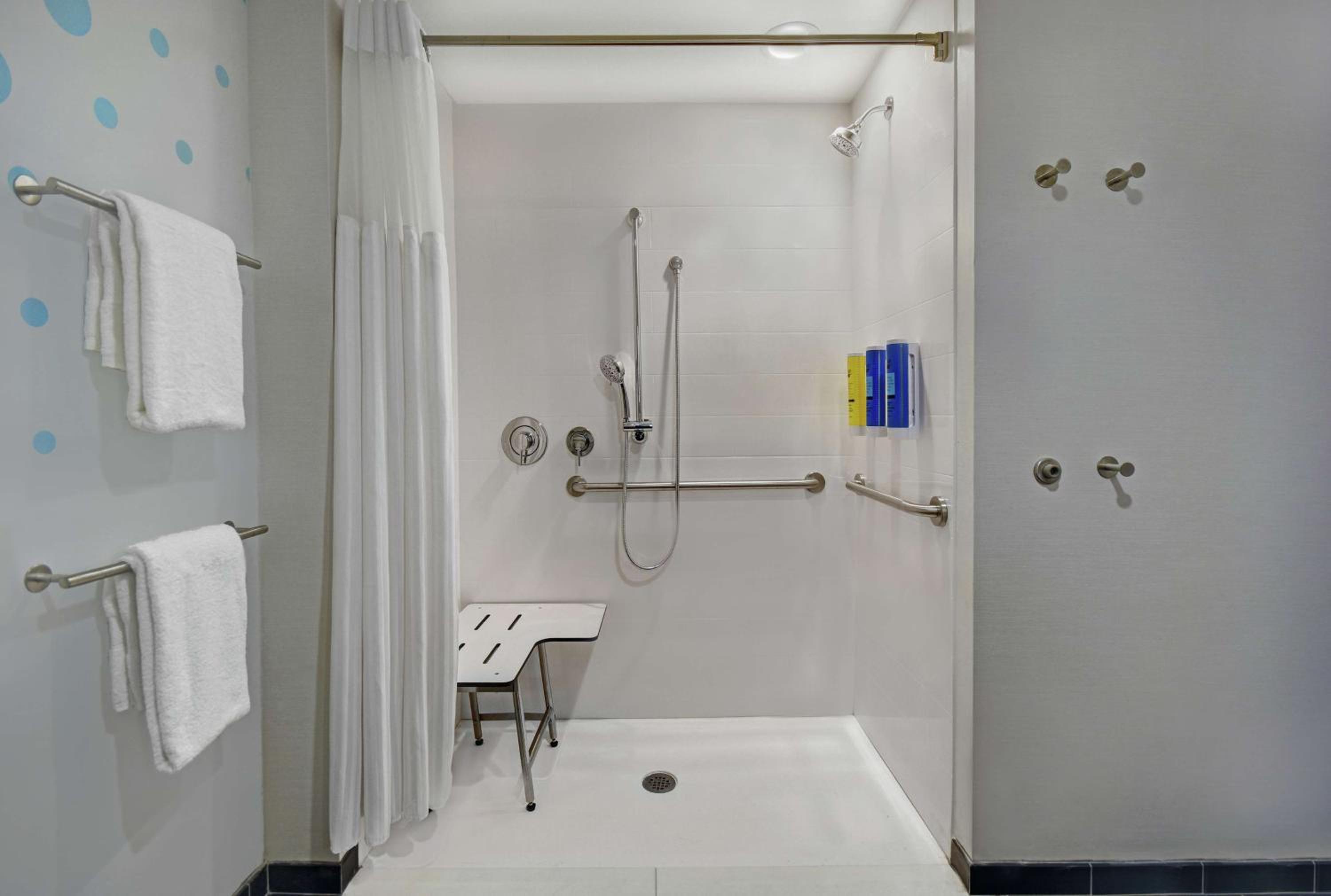 Queen Room with Two Queen Beds and Roll-In Shower - Mobility Access - Photo 5