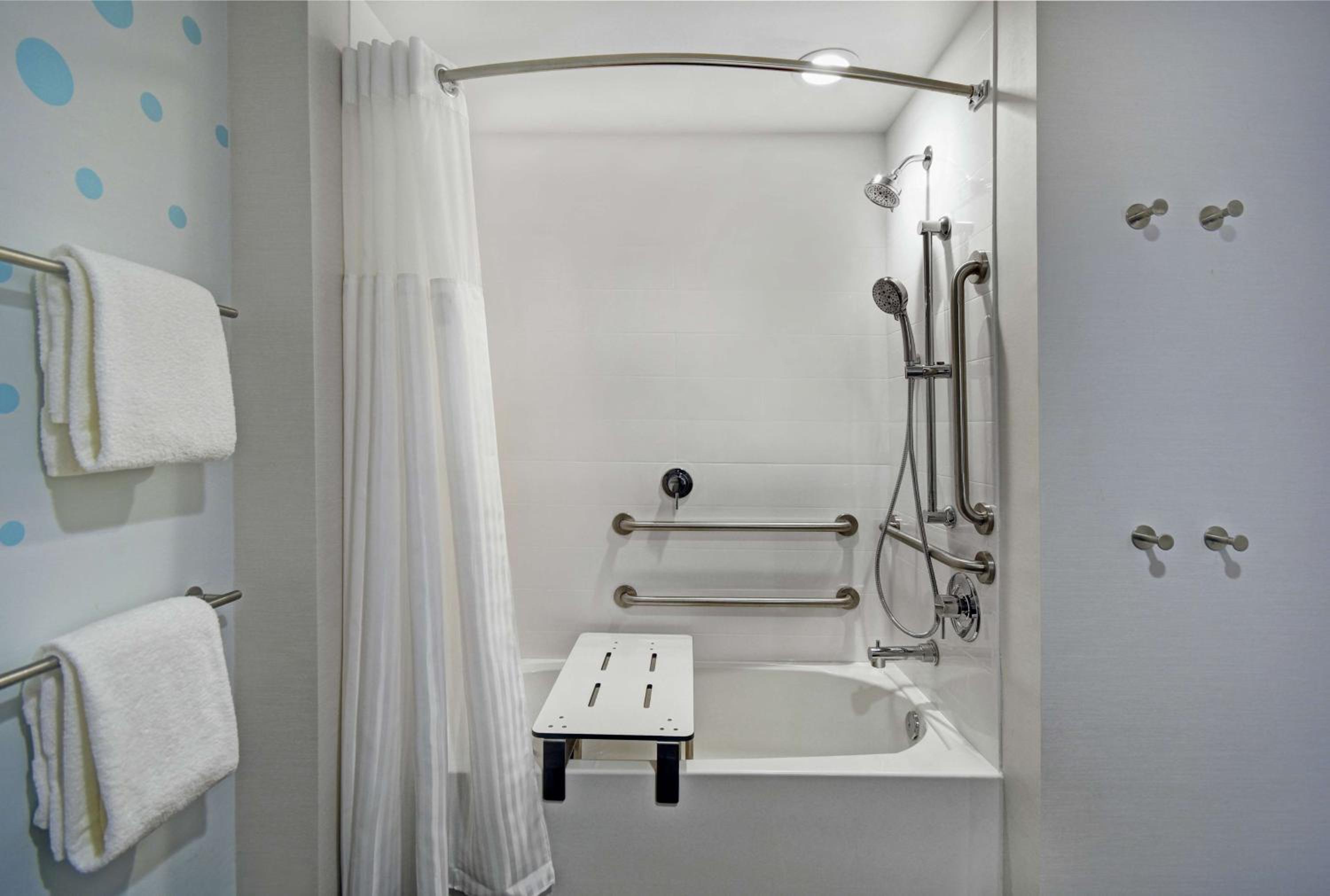 Queen Room with Two Queen Beds and Bath Tub - Mobility Accessible - Photo 2