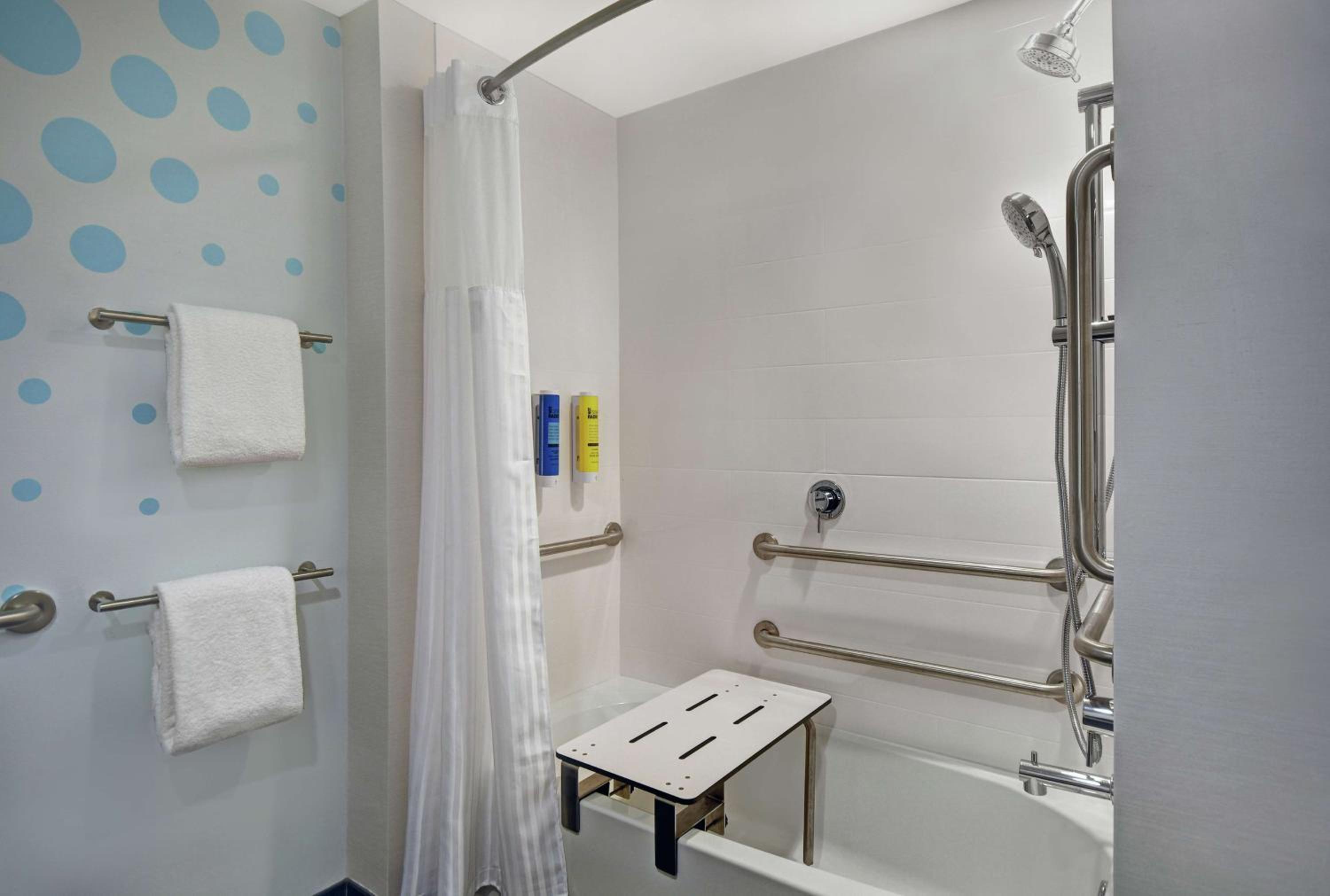 Queen Room with Two Queen Beds and Bath Tub - Mobility Accessible - Photo 6