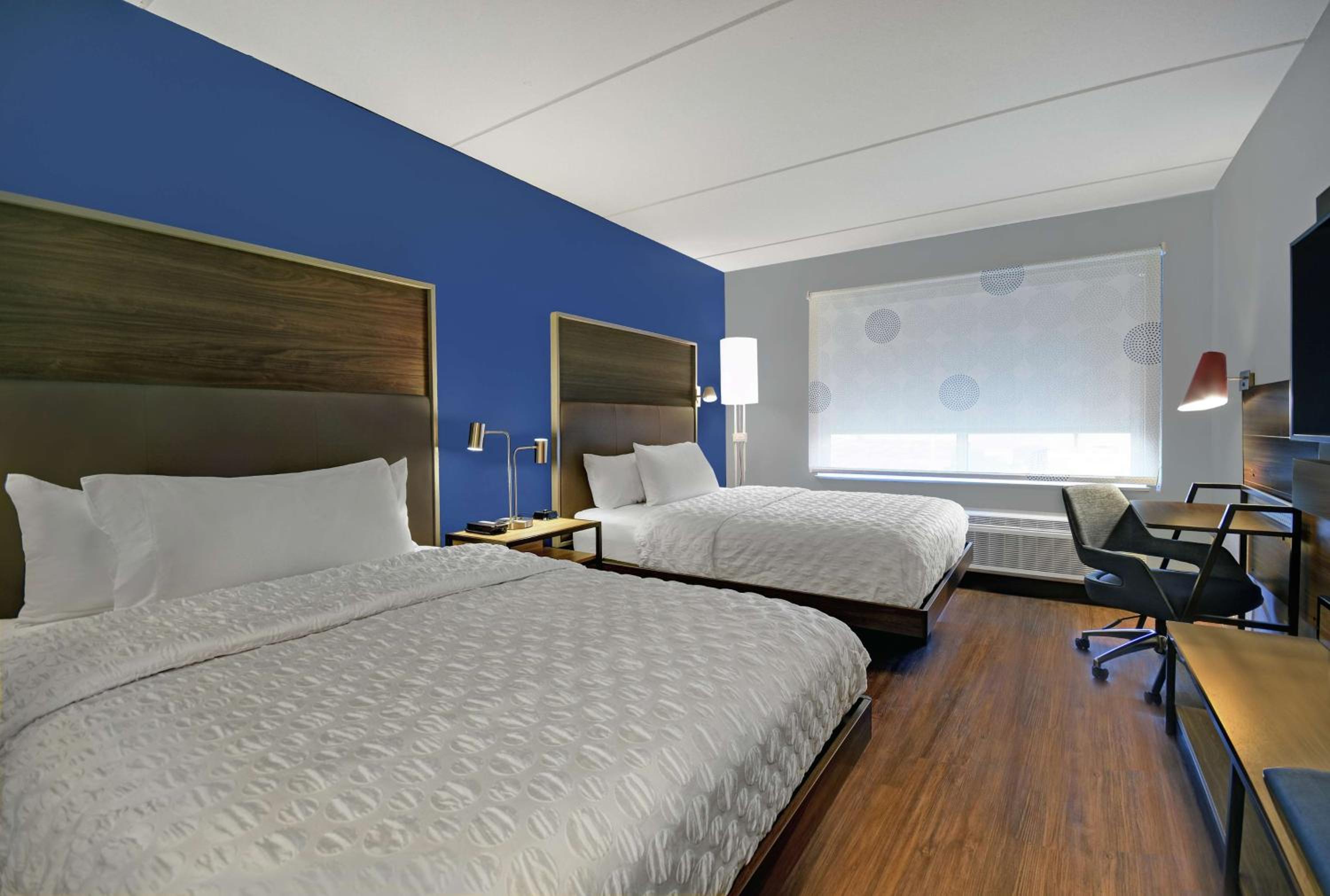 Queen Room with Two Queen Beds - Photo 2