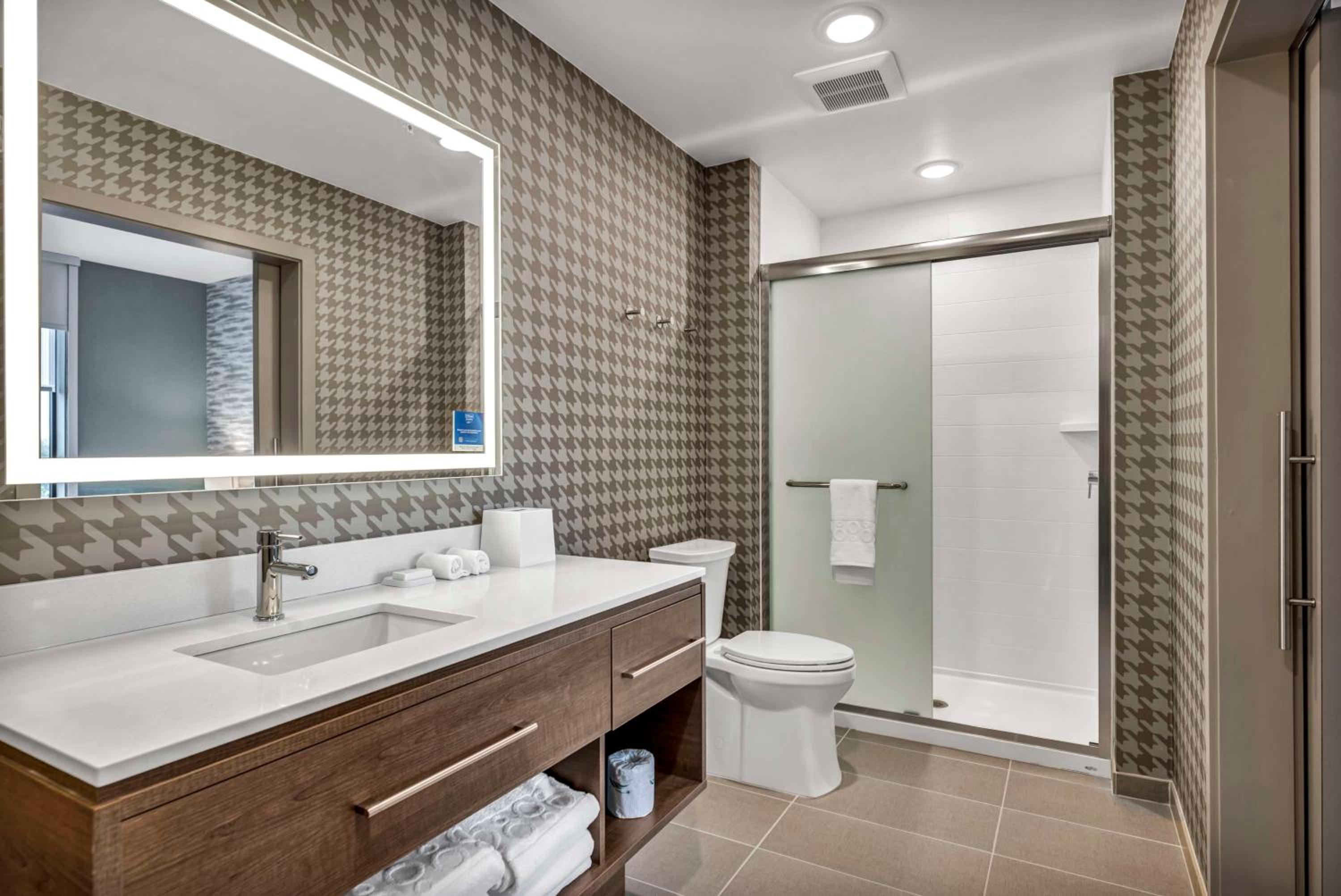 One-Bedroom King Suite - Photo 3