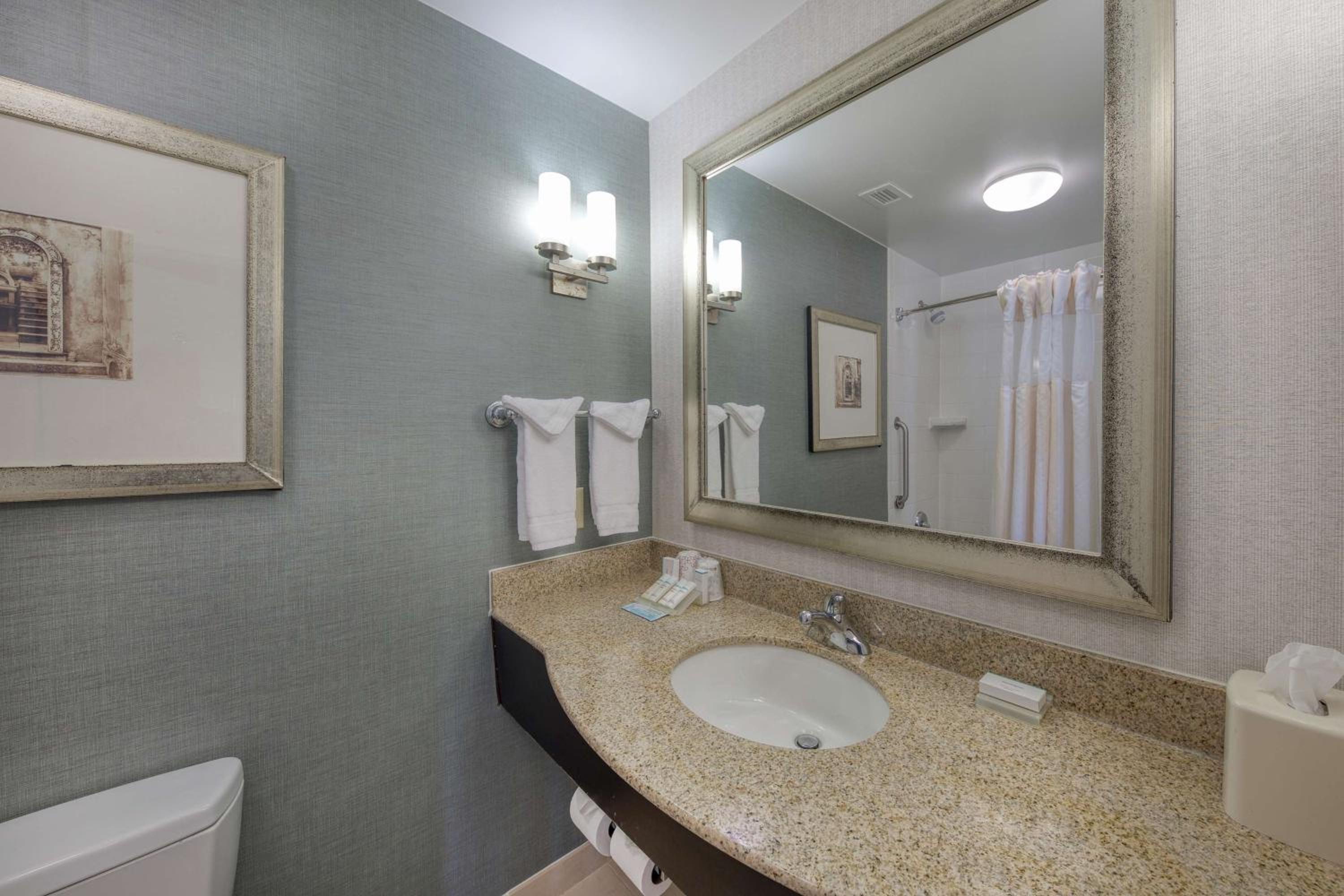 Corner Queen Room with Two Queen Beds - Photo 4