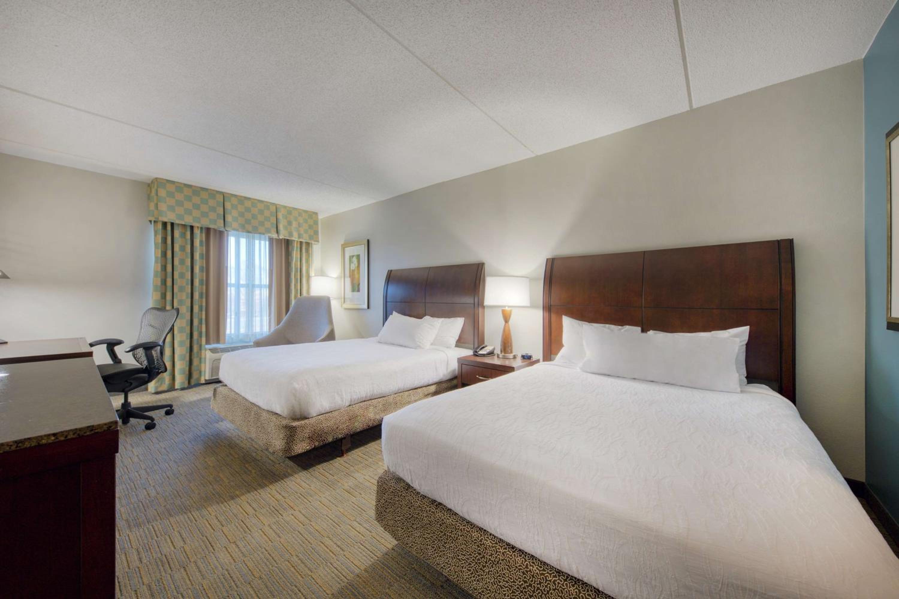 Queen Room with Two Queen Beds - Photo 4
