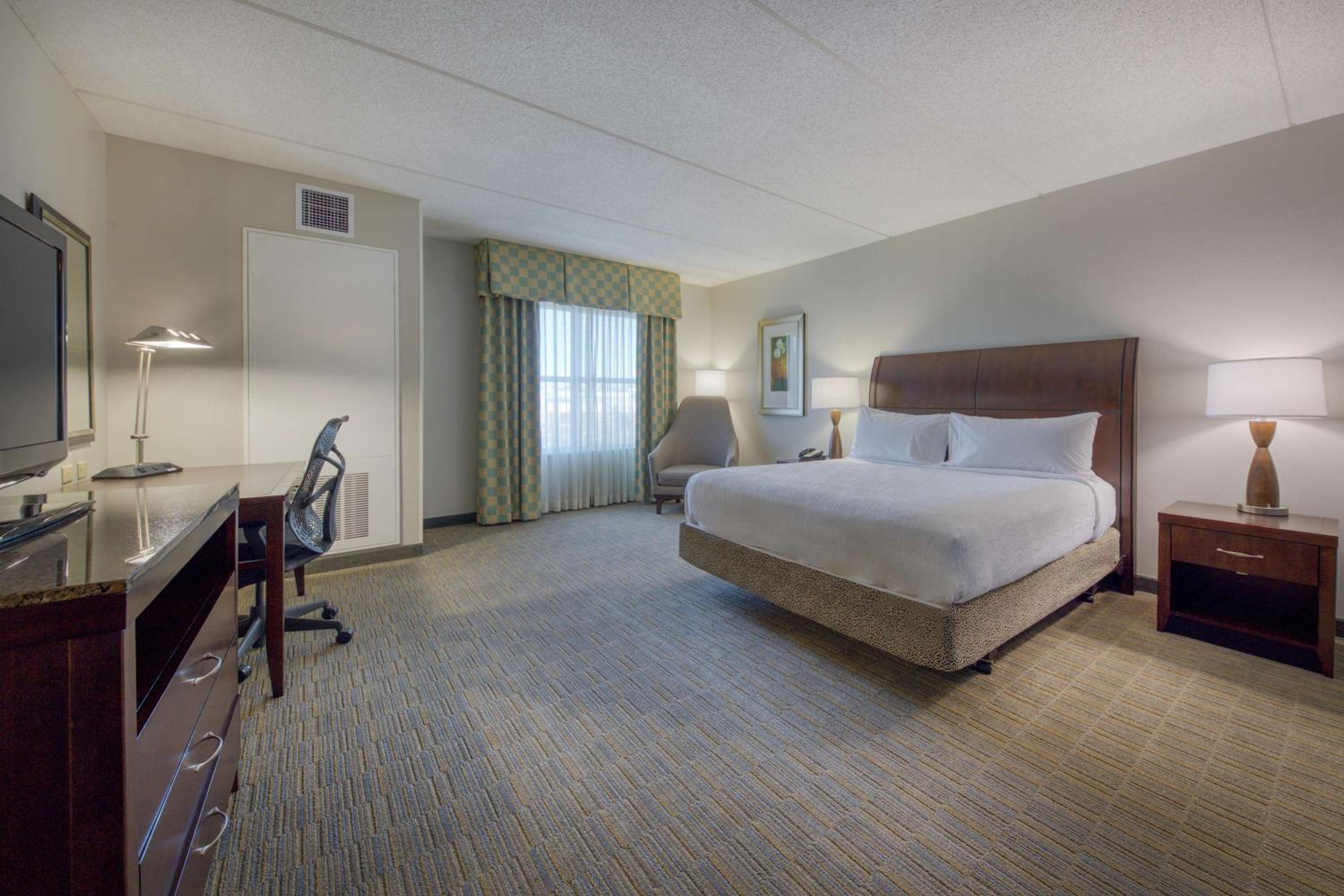 King Room with Tub - Mobility and Hearing Access - Photo 1