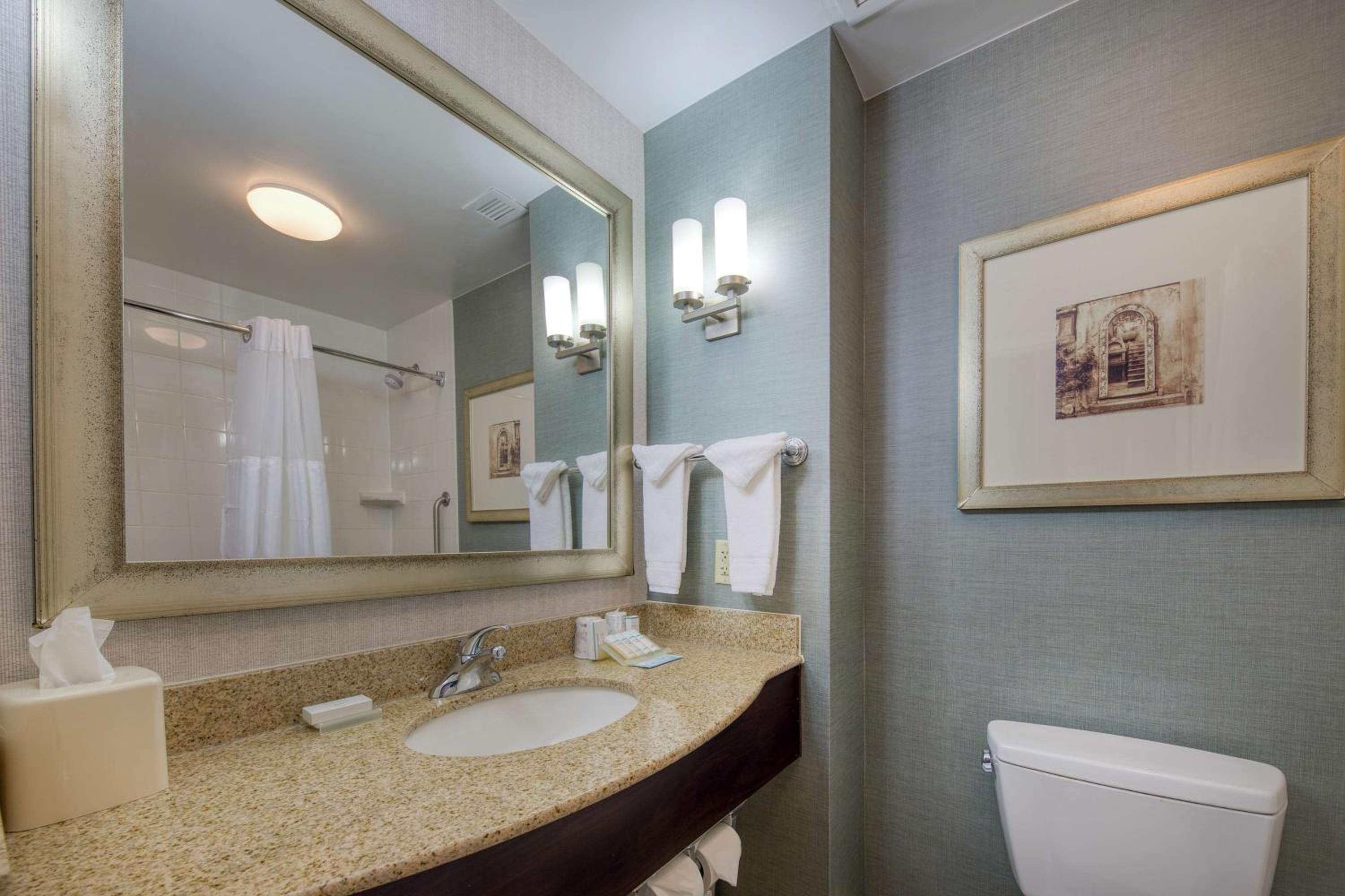 Queen Room with Two Queen Beds - Photo 2
