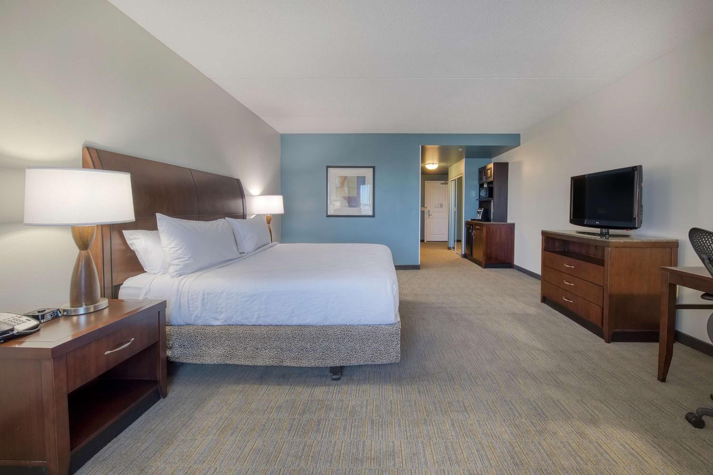 King Room with Tub - Mobility and Hearing Access - Photo 3