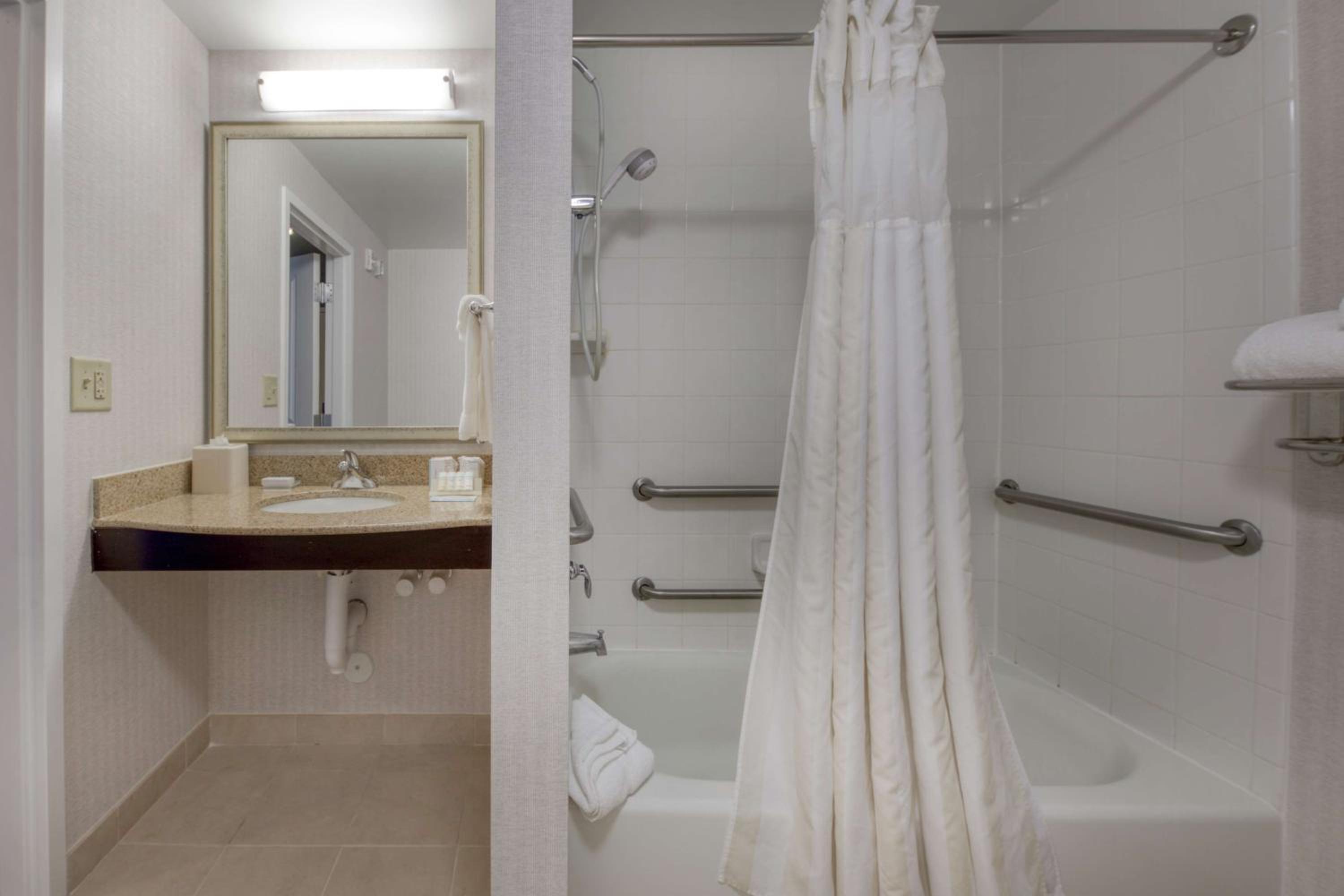 King Room with Tub - Mobility and Hearing Access - Photo 5