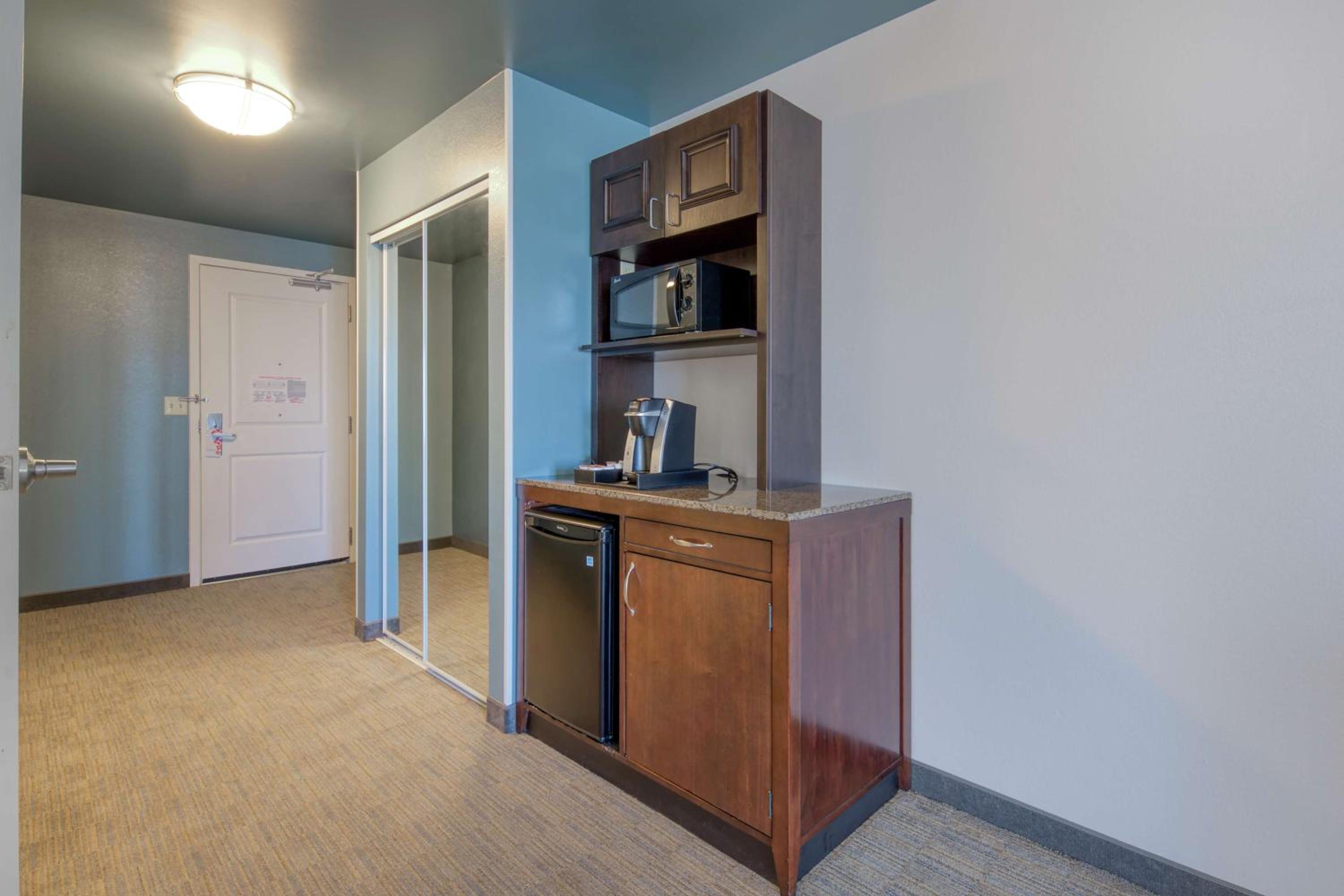 King Room with Tub - Mobility and Hearing Access - Photo 2