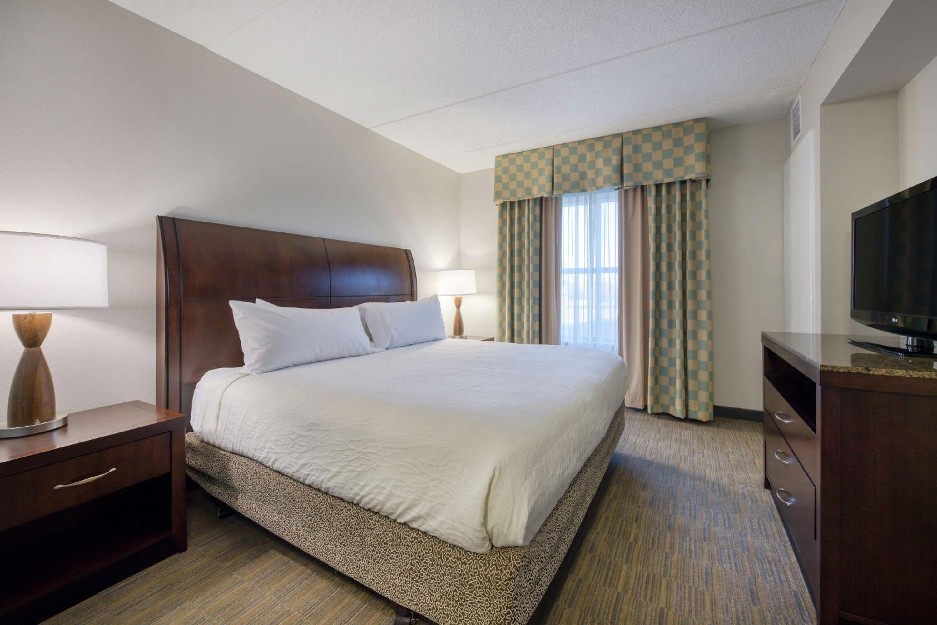 Junior King Suite with Seating Area - Photo 4