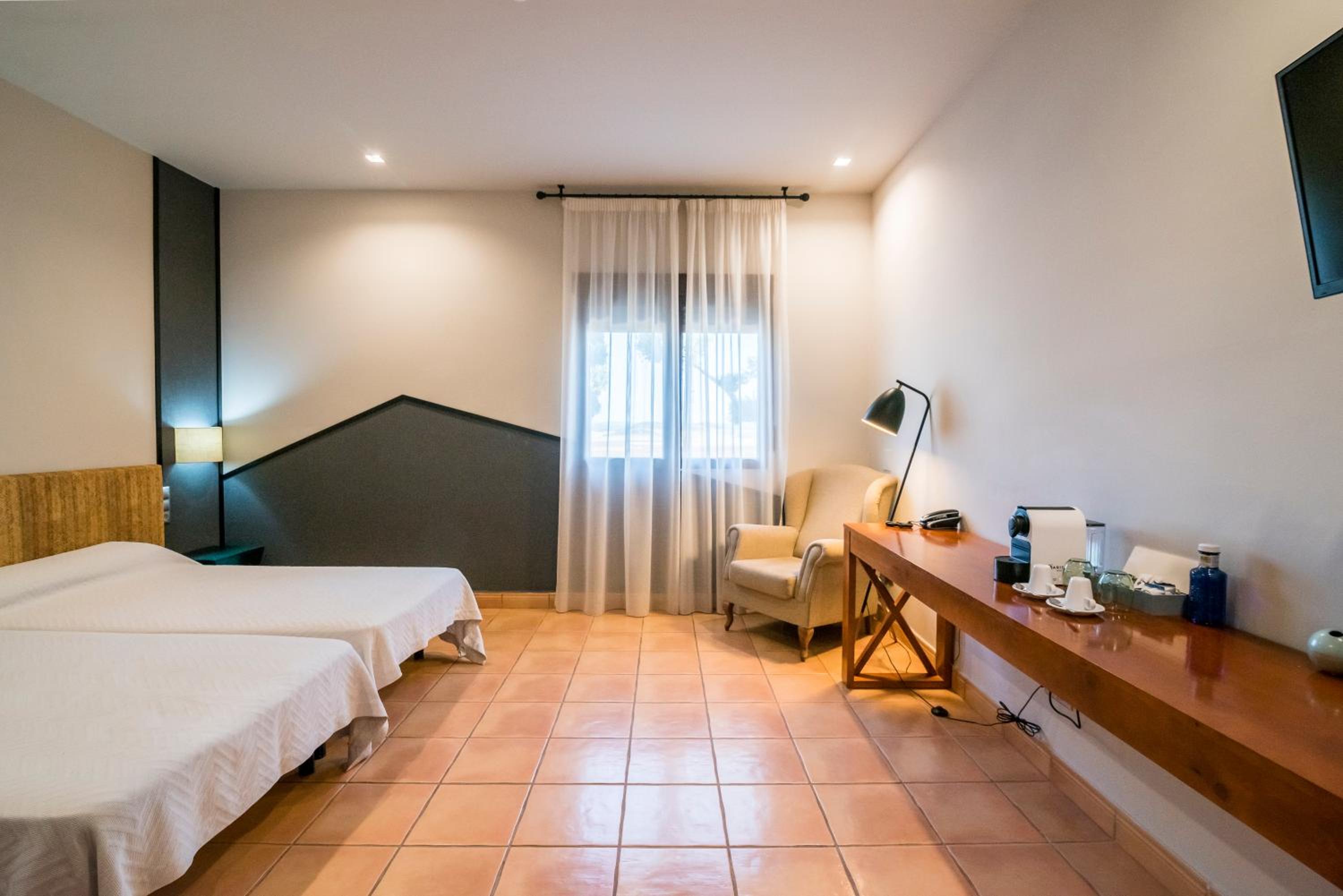 Double or Twin Room - Photo 4