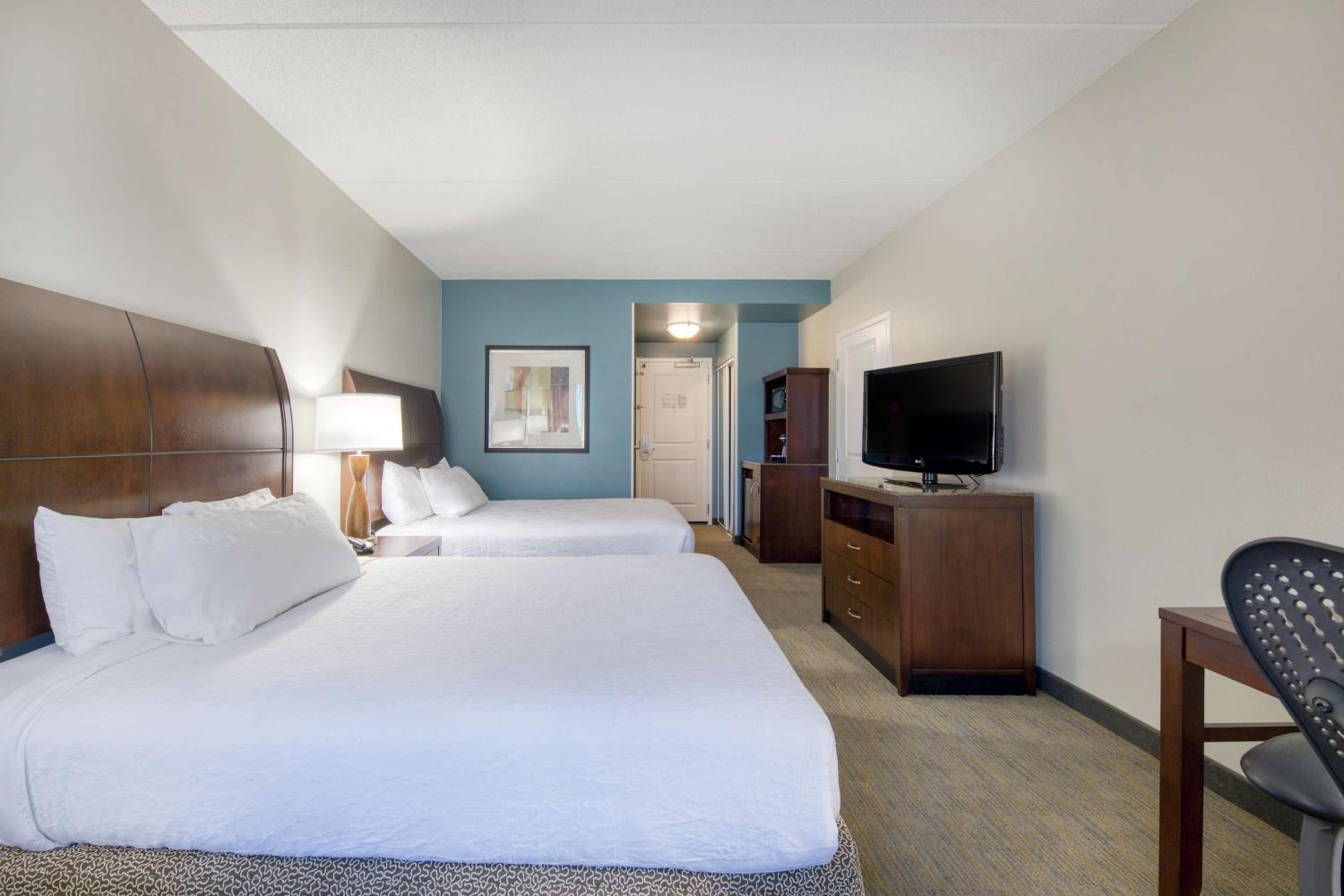 Queen Room with Two Queen Beds - Photo 3