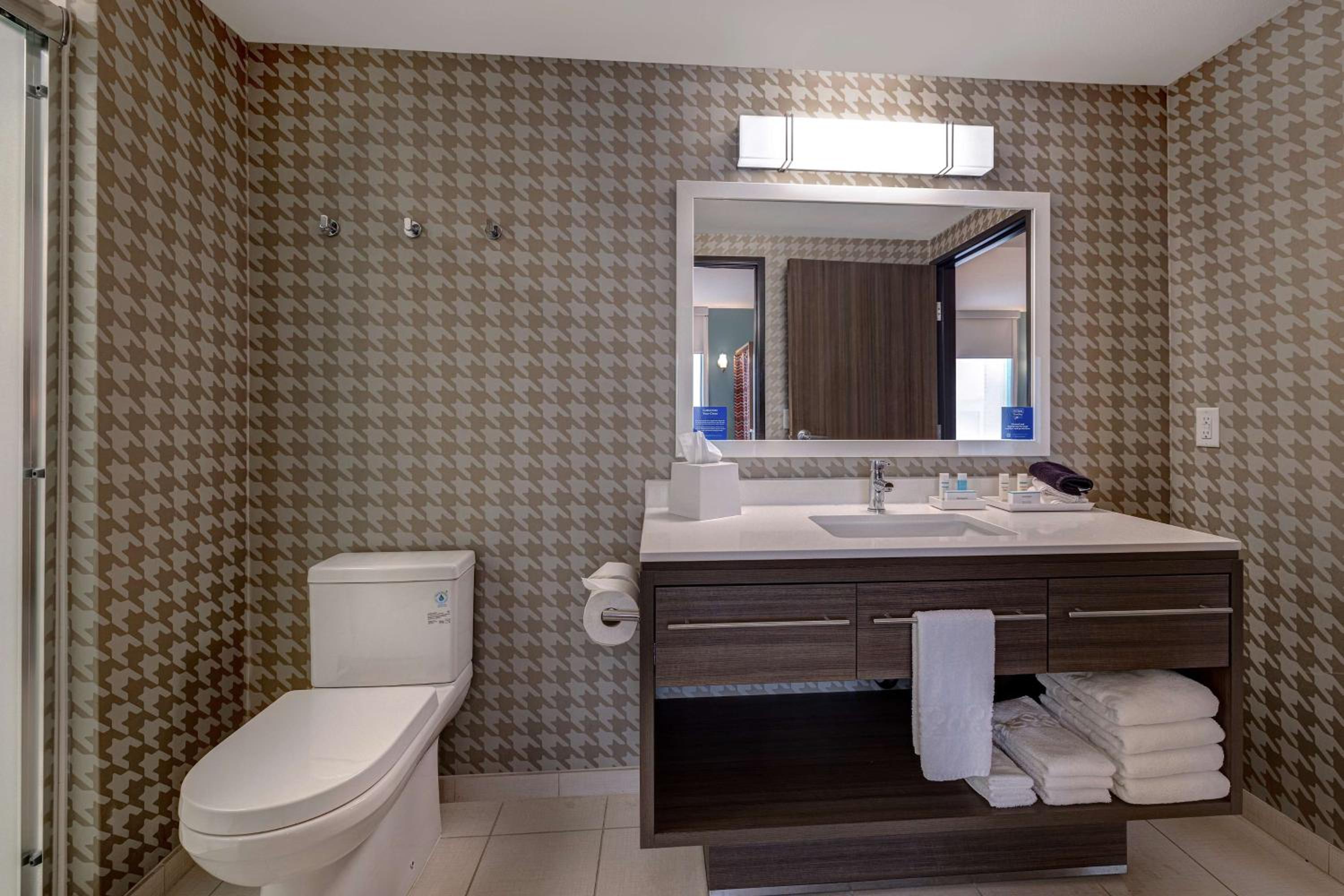 One-Bedroom King Suite - Non-Smoking - Photo 2