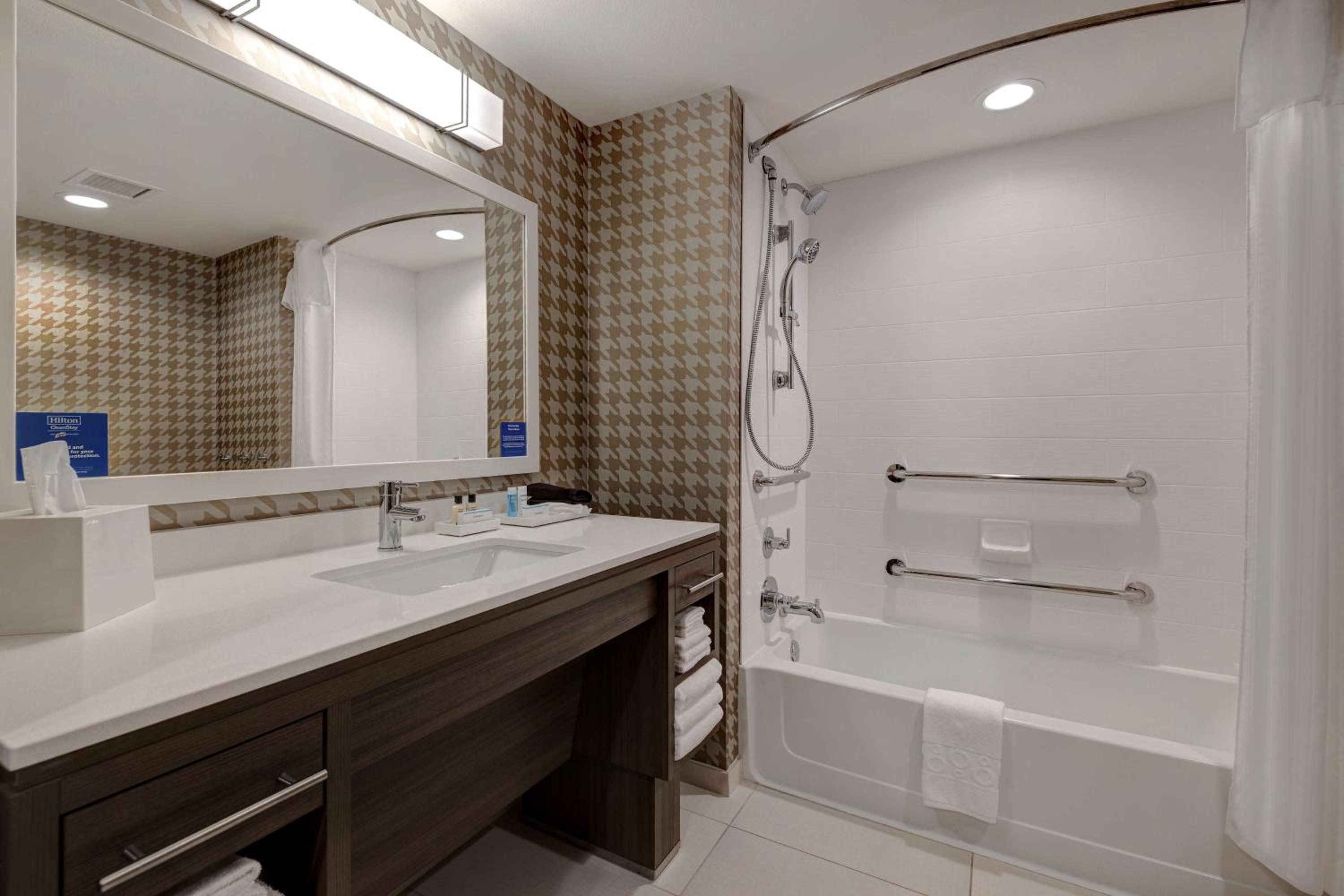 Queen Studio with Two Queen Beds - Mobility Access/Non-Smoking - Photo 3