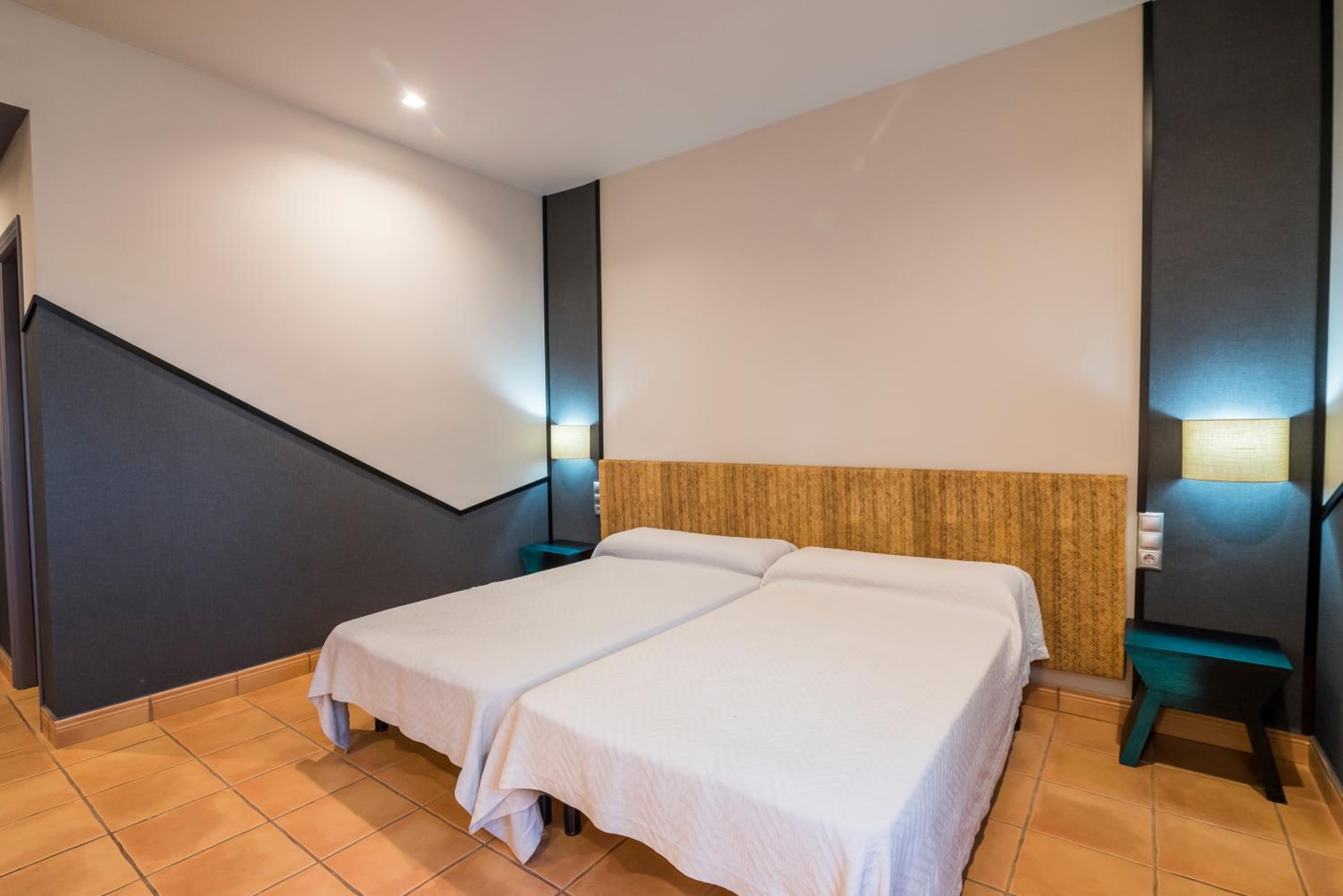 Double or Twin Room - Photo 3