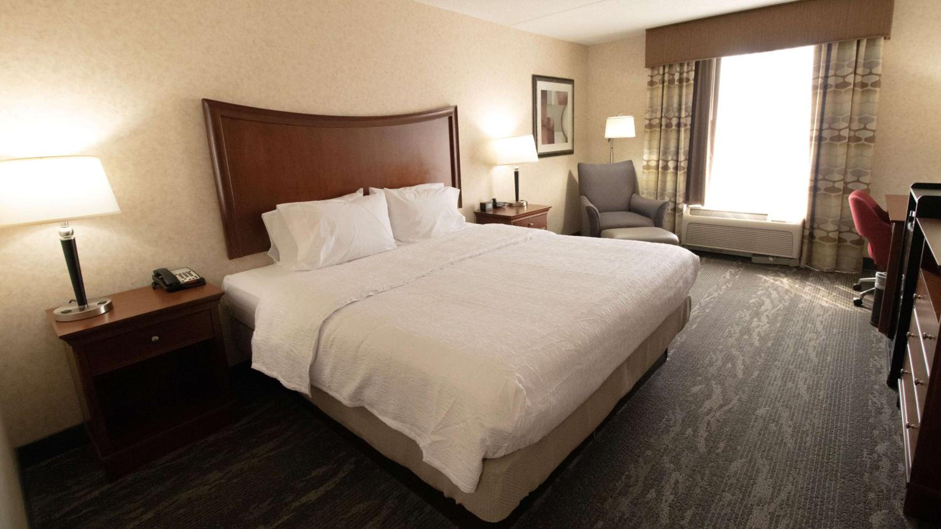 King Room with King Bed - Non-Smoking - Photo 1