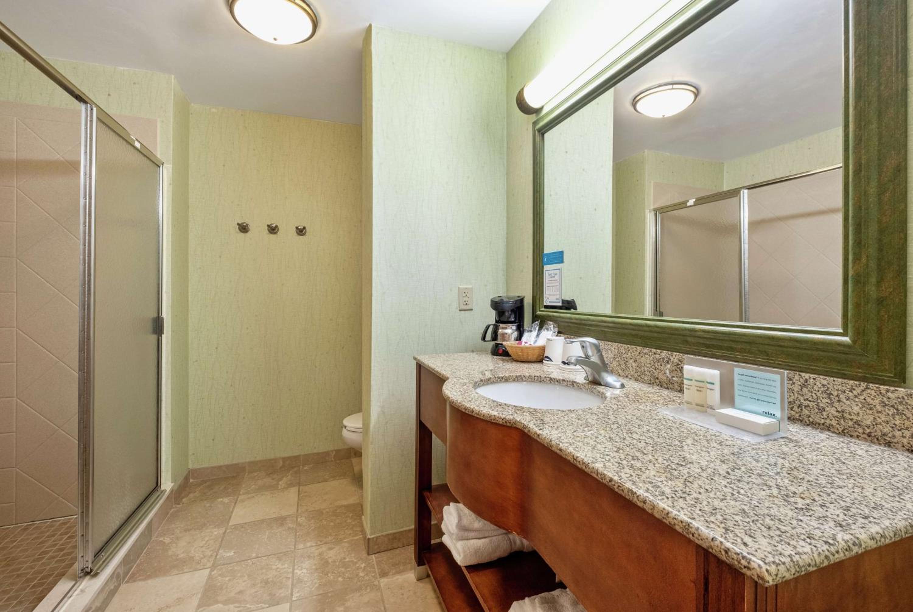 Deluxe King Room - Non-Smoking photo 2