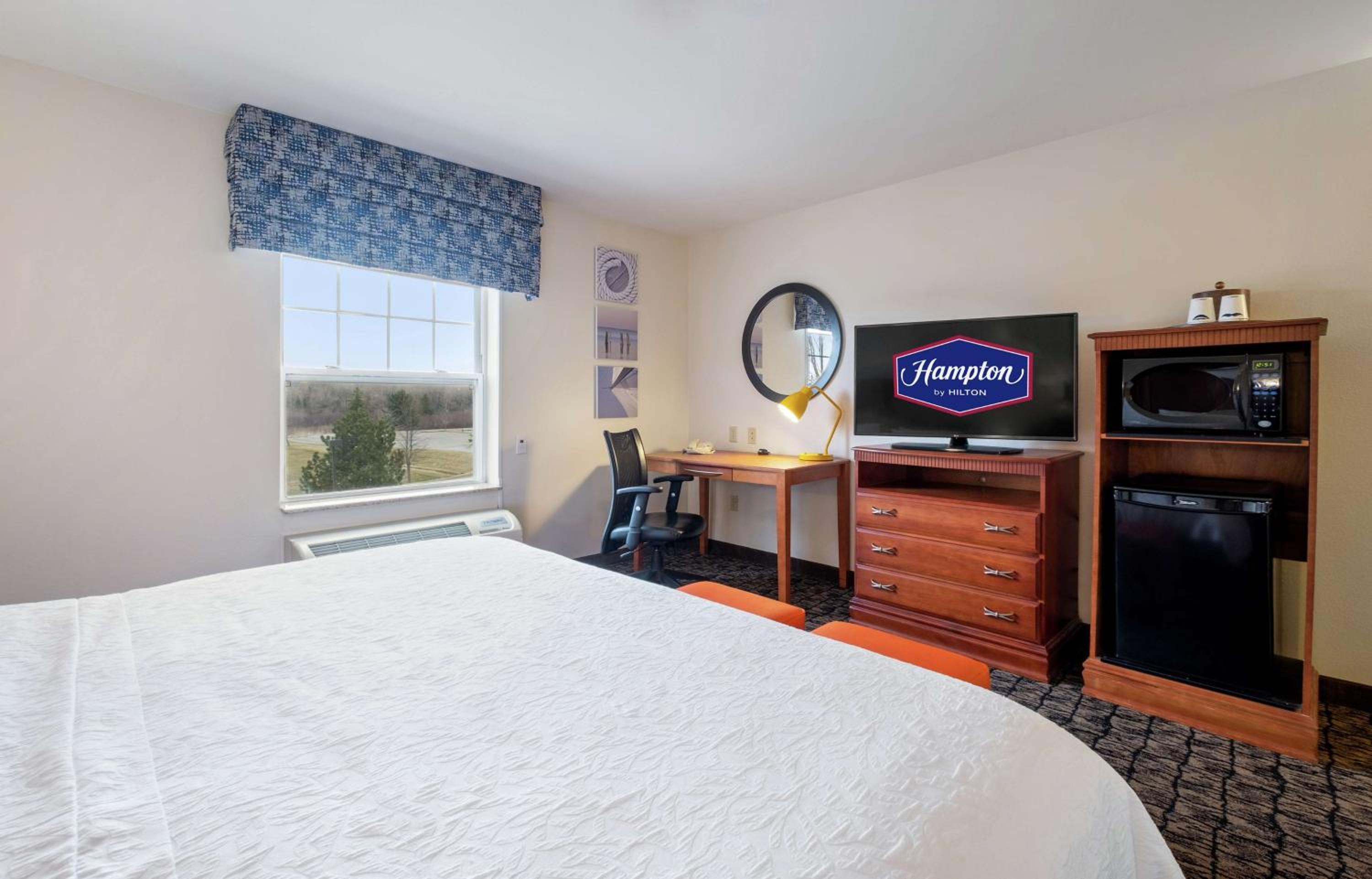 King Room with Accessible Tub - Mobility and Hearing Access/Non-Smoking photo 3