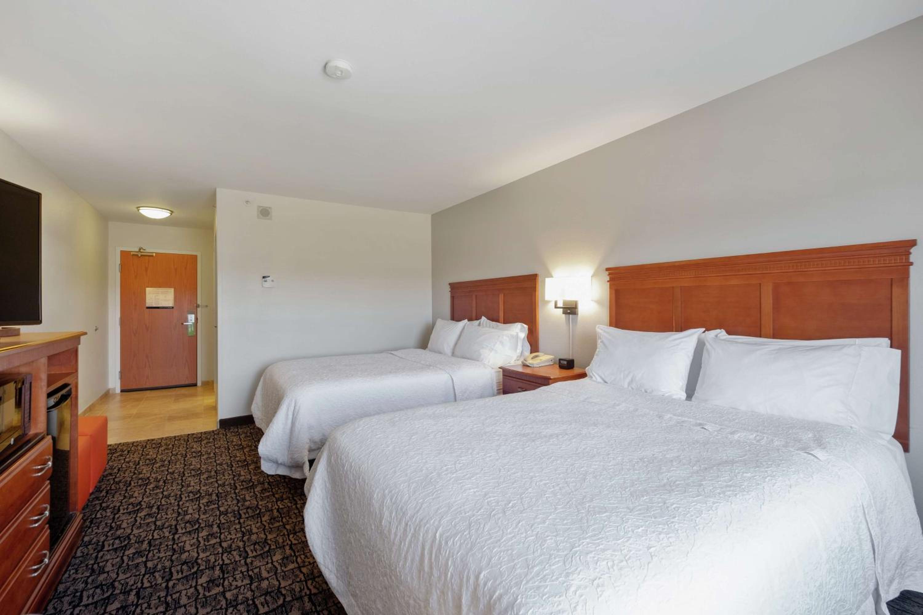 Room with Two Queen Beds - Non-Smoking photo 2