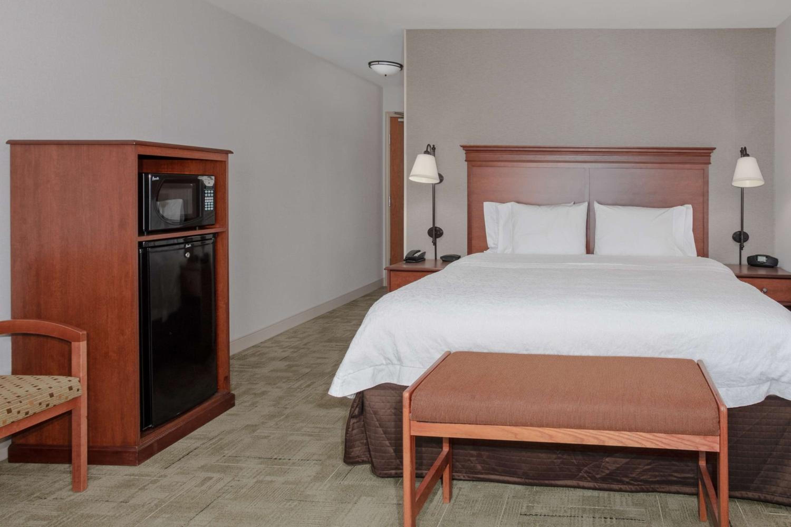 King Room with King Bed - Non-Smoking - Photo 8