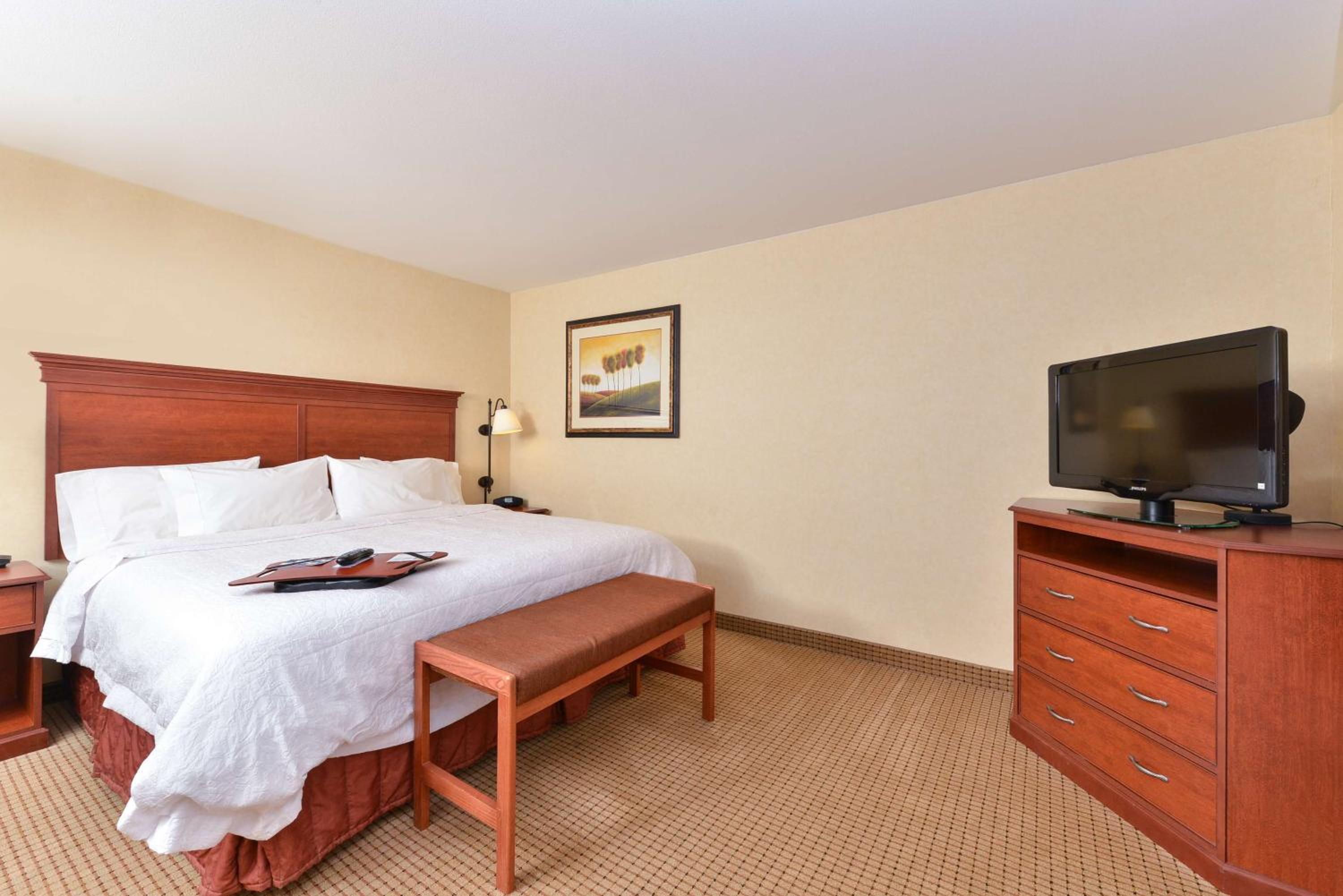 King Room with King Bed - Non-Smoking - Photo 3