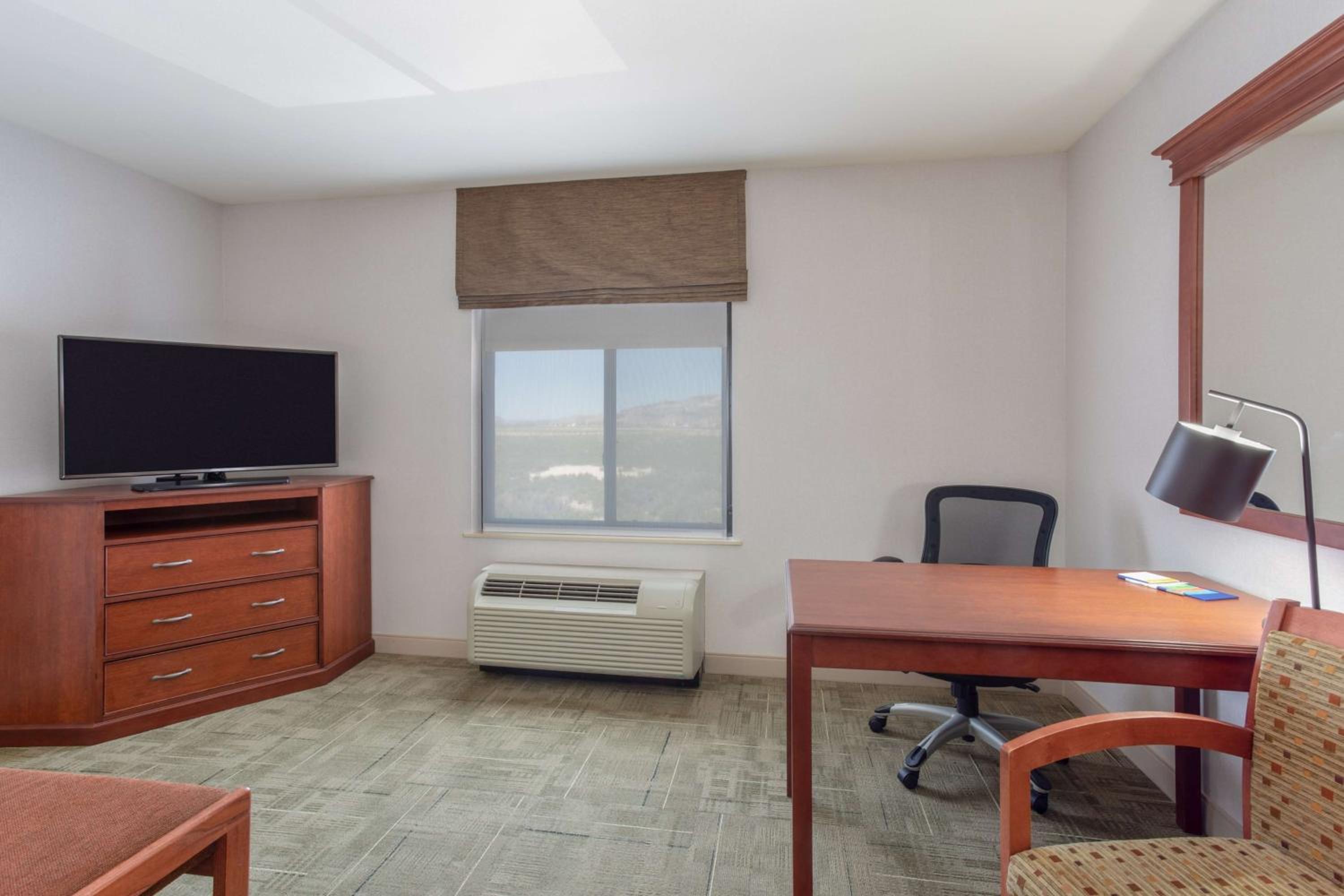 King Room with King Bed - Non-Smoking - Photo 6