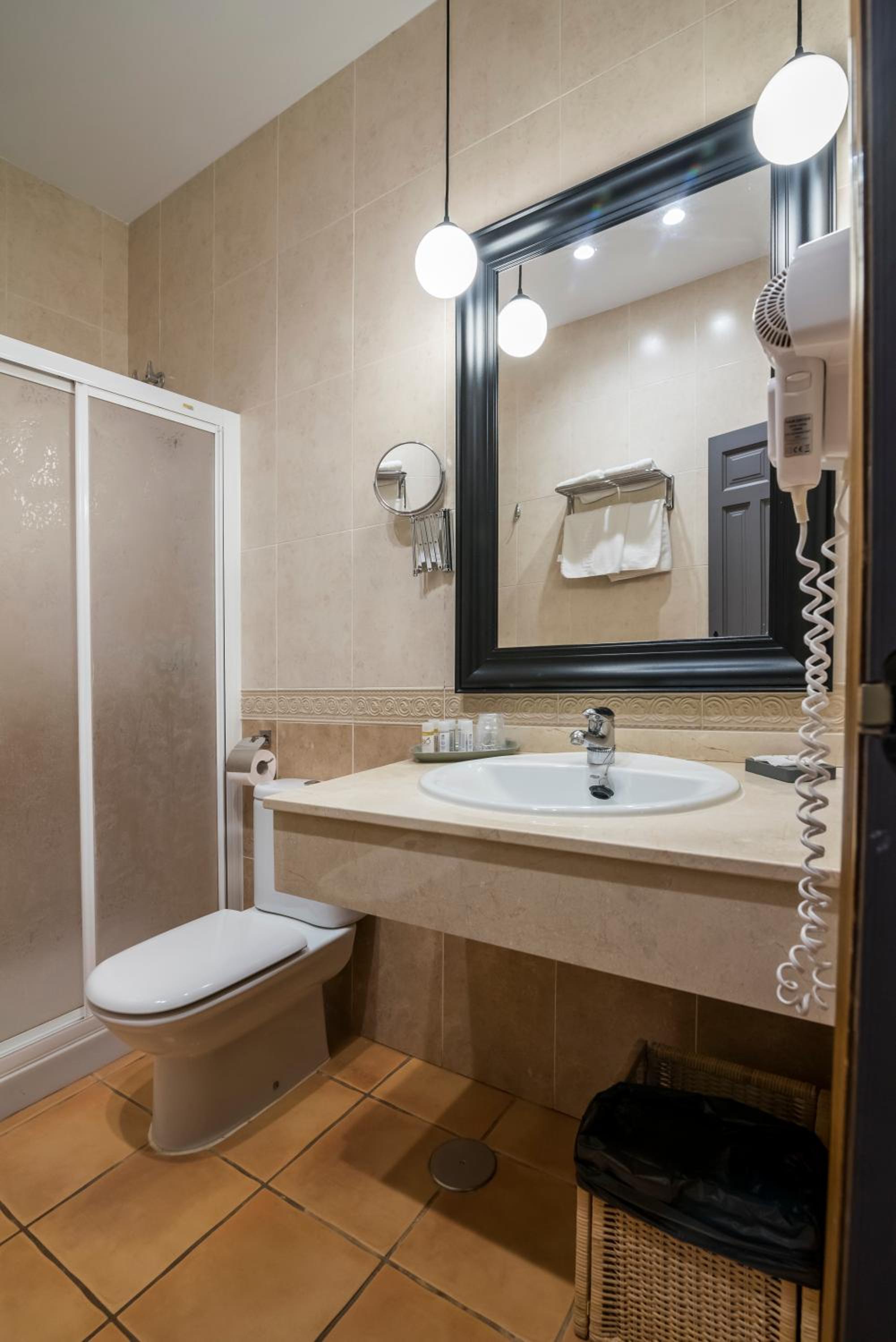 Double or Twin Room - Photo 6