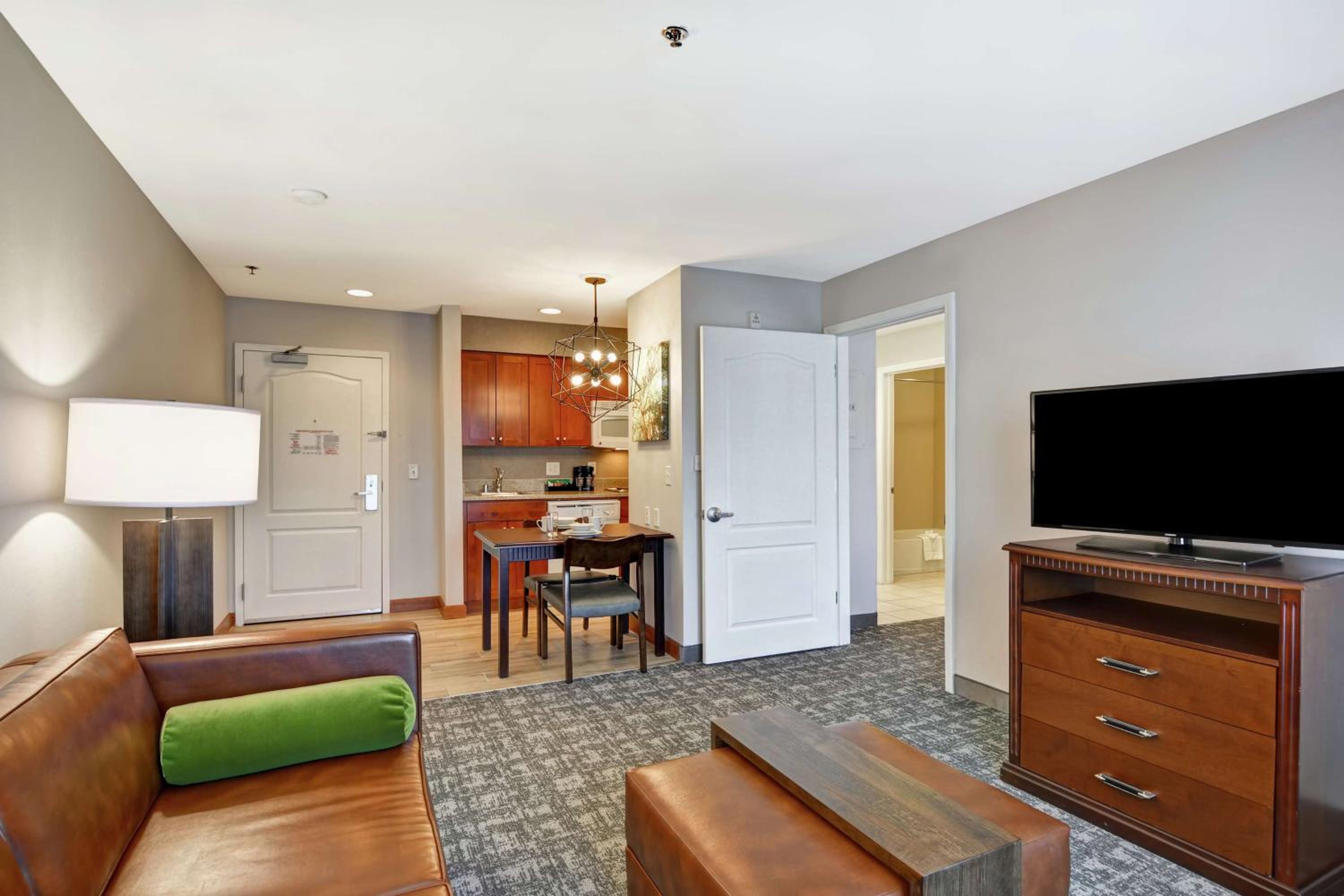 One-Bedroom Queen Suite with Two Queen Beds - Non-Smoking - Photo 3