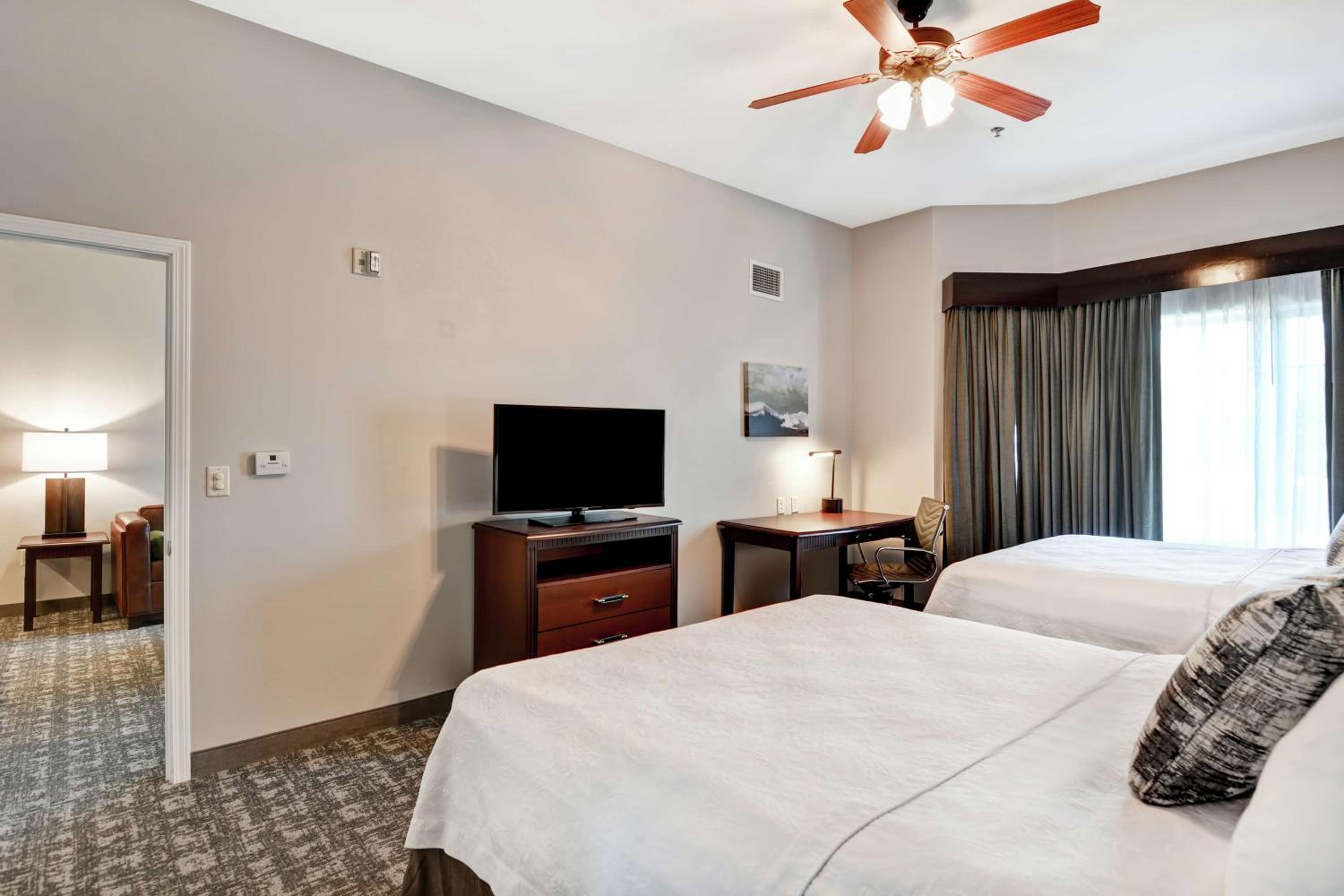One-Bedroom Queen Suite with Two Queen Beds - Non-Smoking - Photo 4