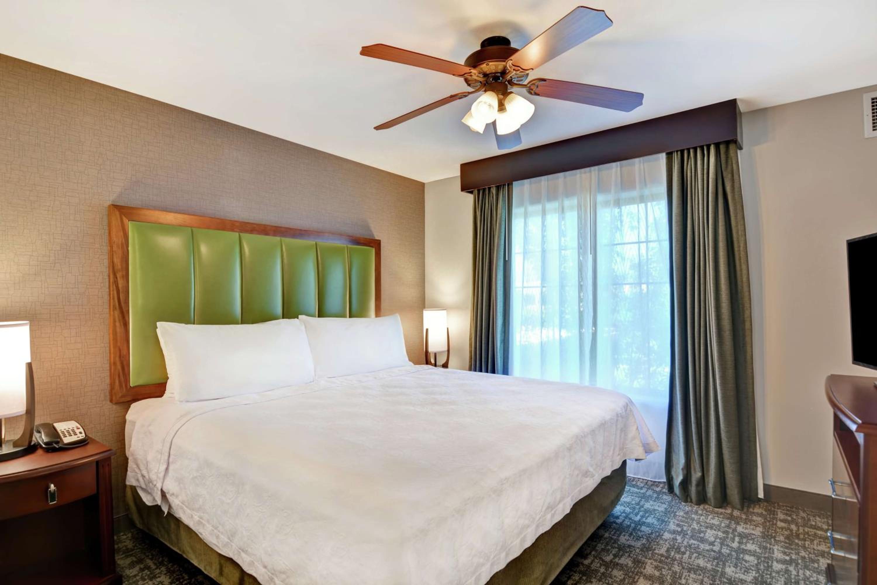 One-Bedroom King Suite - Non-Smoking - Photo 2