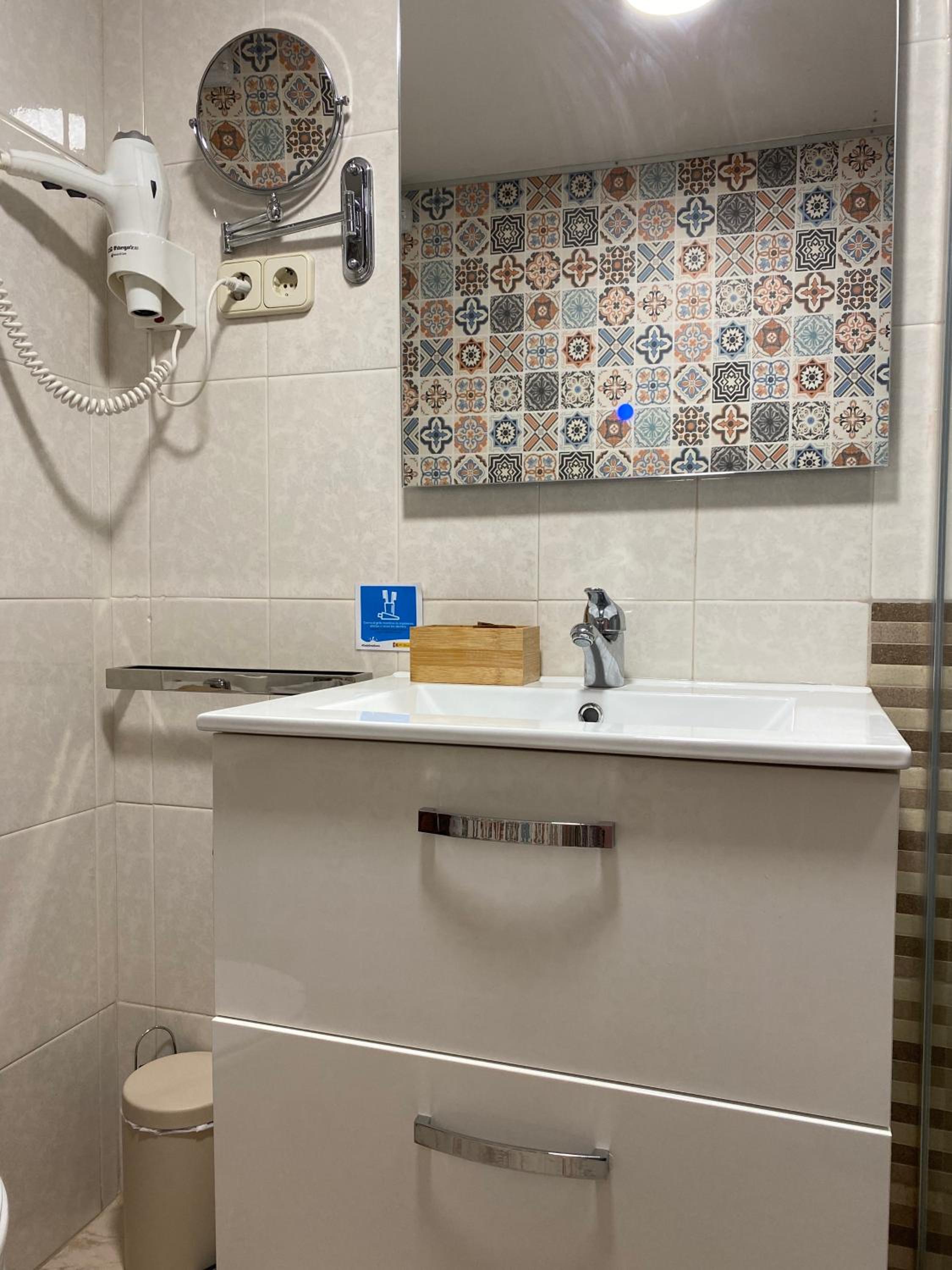 Single Room with Bathroom photo 2