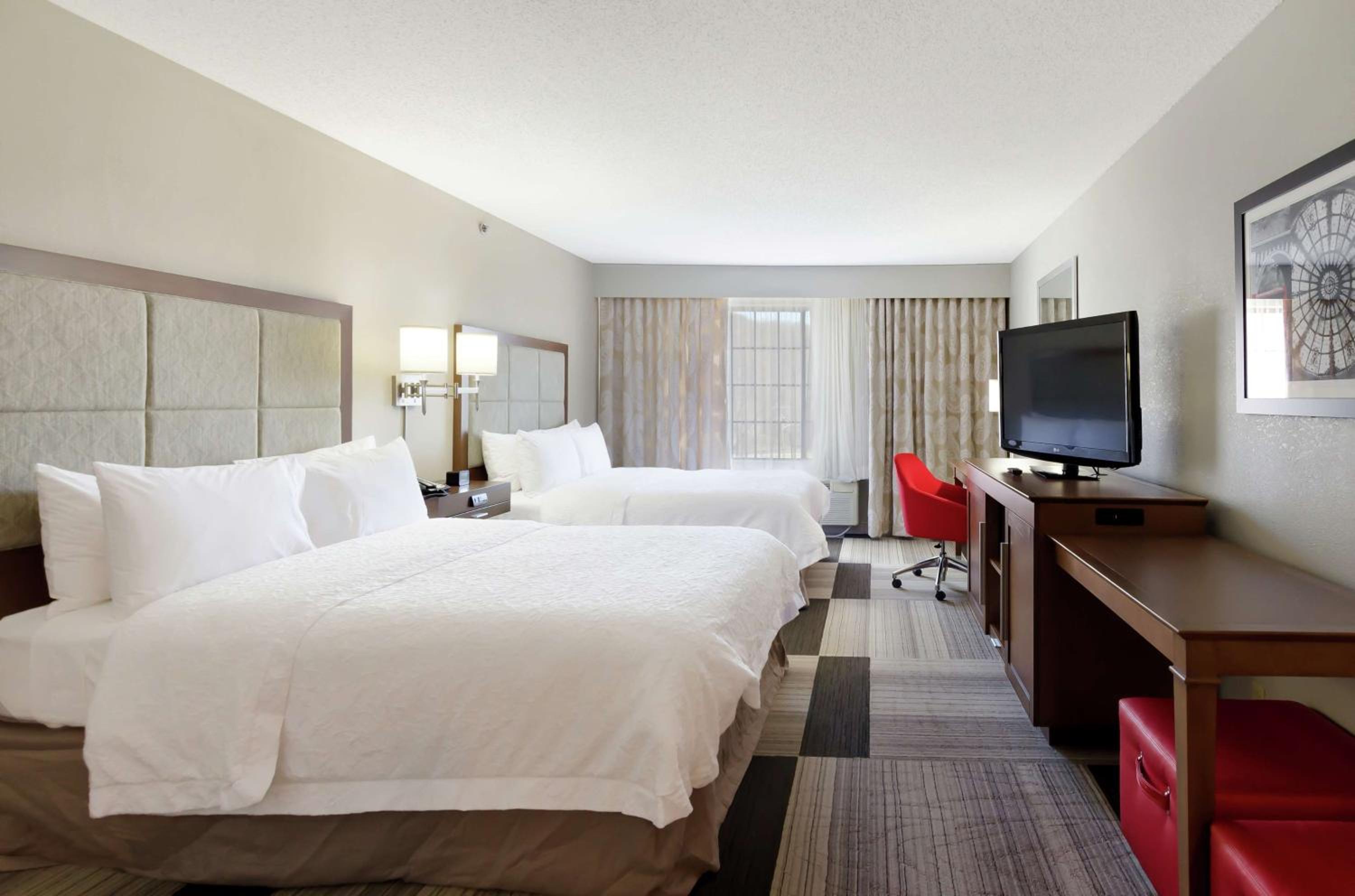 Queen Room with Two Queen Beds - Hearing Access/Non-Smoking photo 1