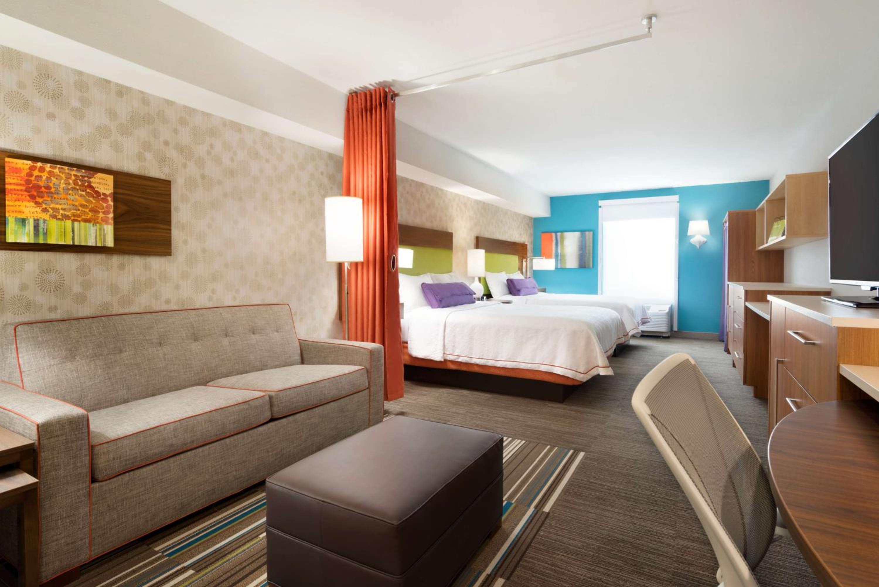 One-Bedroom Queen Suite with Two Queen Beds - Non-Smoking photo 2