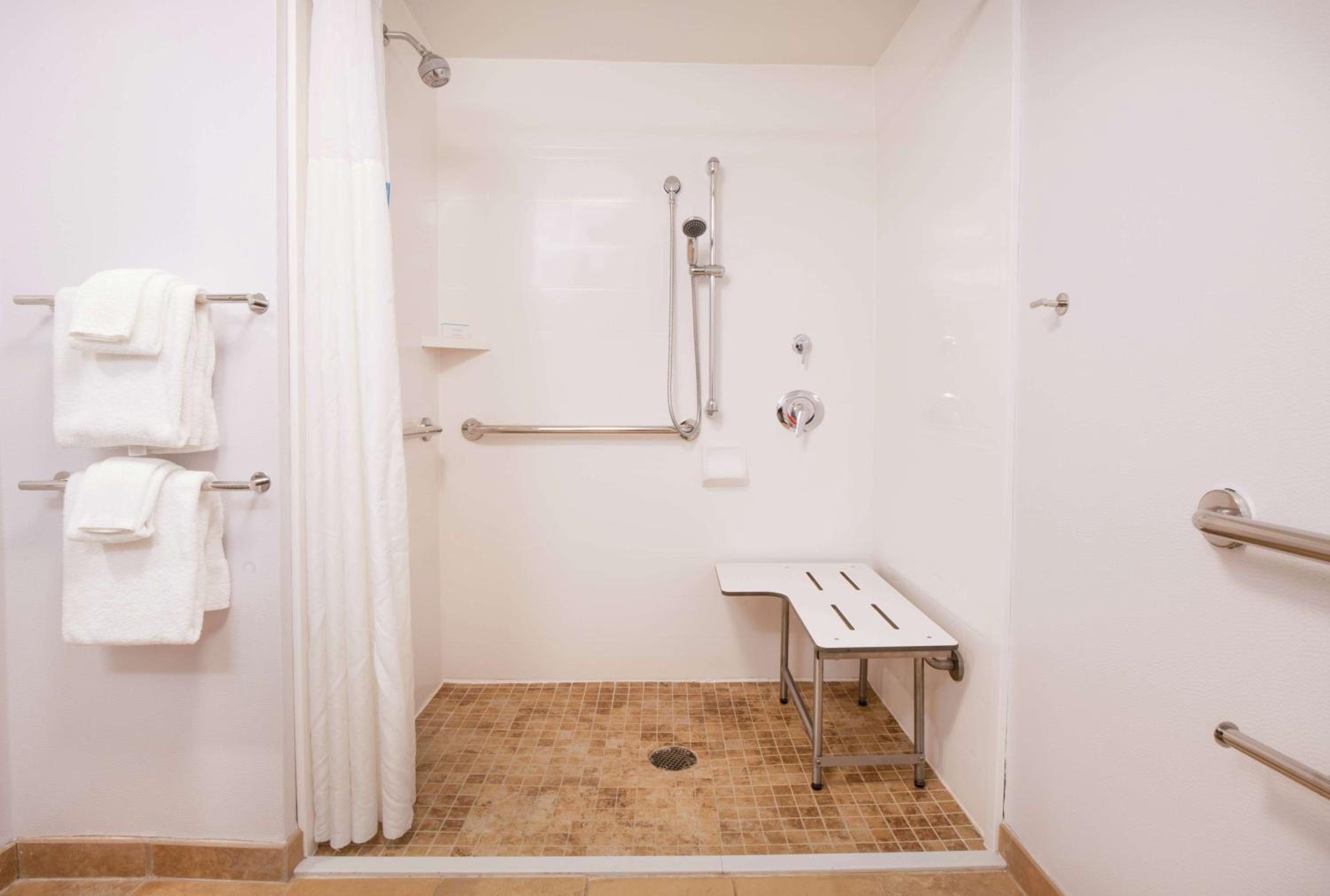 King Room with Roll-In Shower - Mobility Access/Non-Smoking - Photo 2