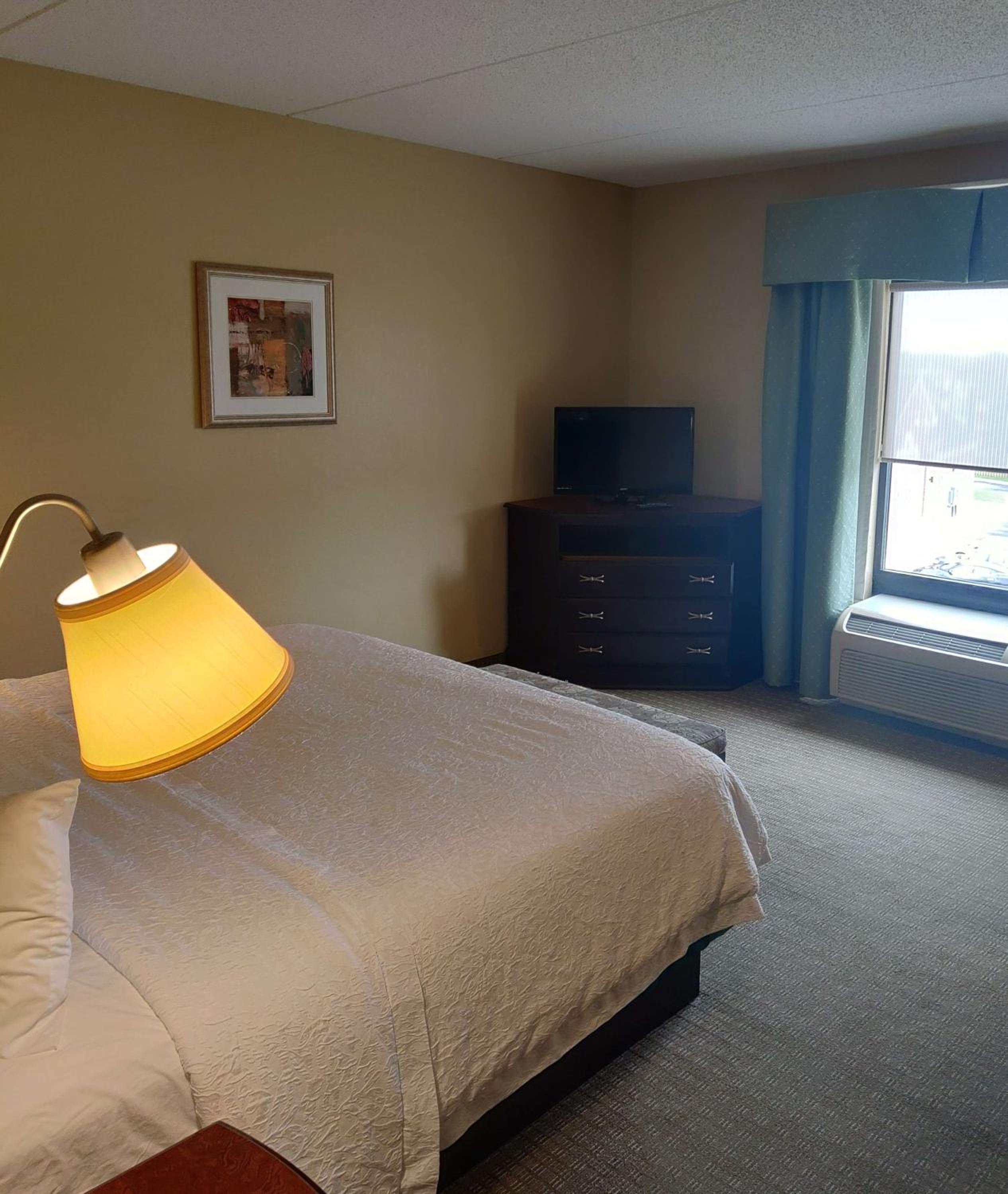King Room with King Bed - Non-Smoking - Photo 1