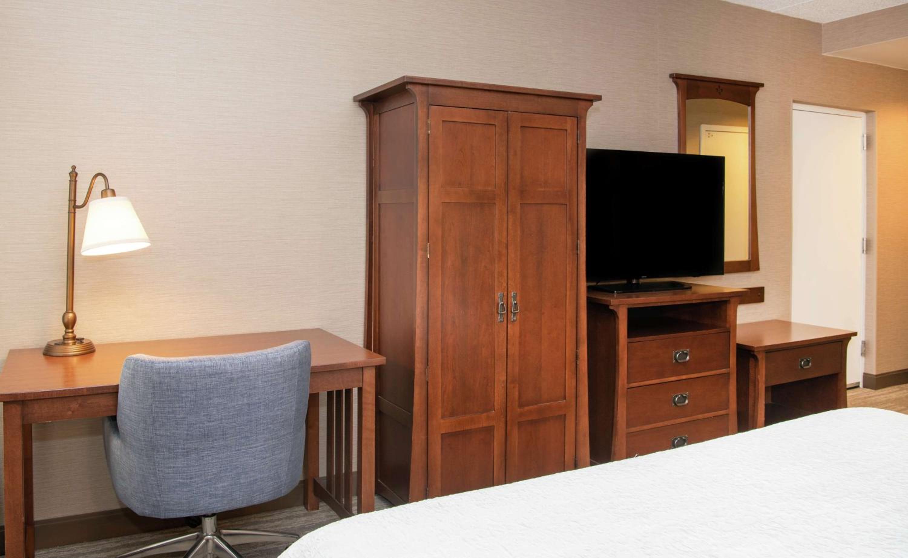 King Suite with Kitchen - Non-Smoking - Photo 8