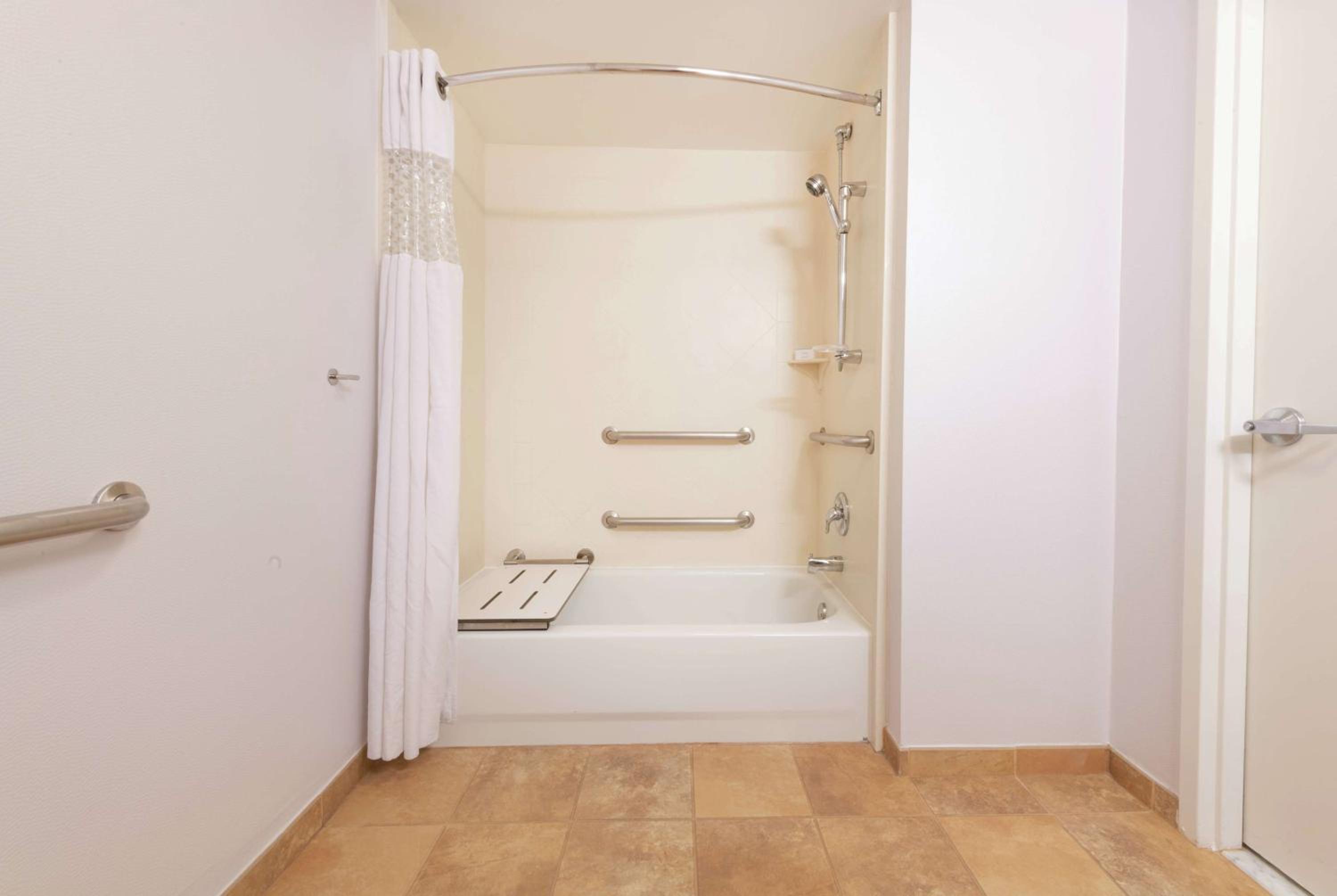 Suite with Two Double Beds and Bath Tub - Mobility Accessible/Non-Smoking - Photo 3