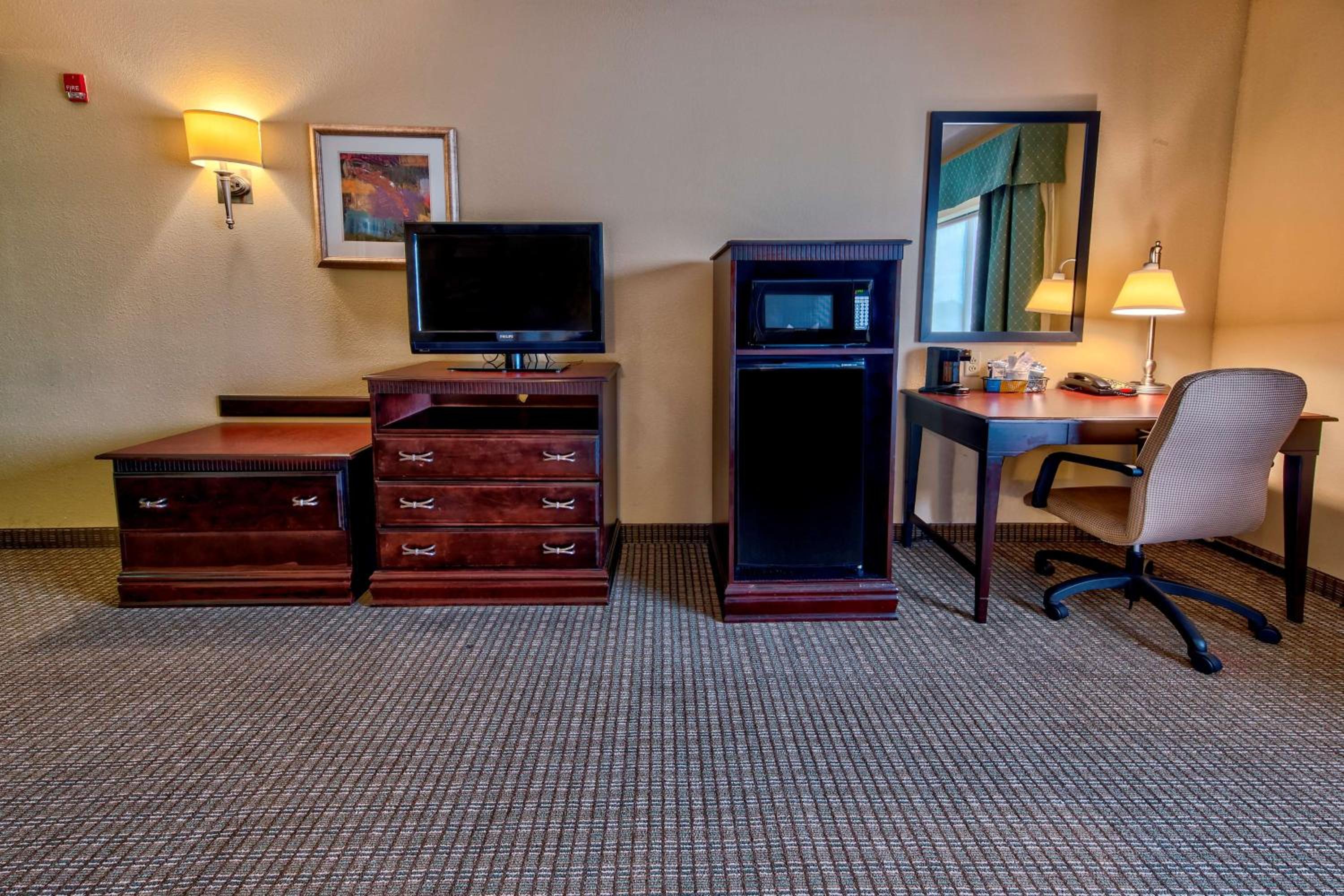 Queen Room with Two Queen Beds - Mobility and Hearing Access/Non-Smoking - Photo 3