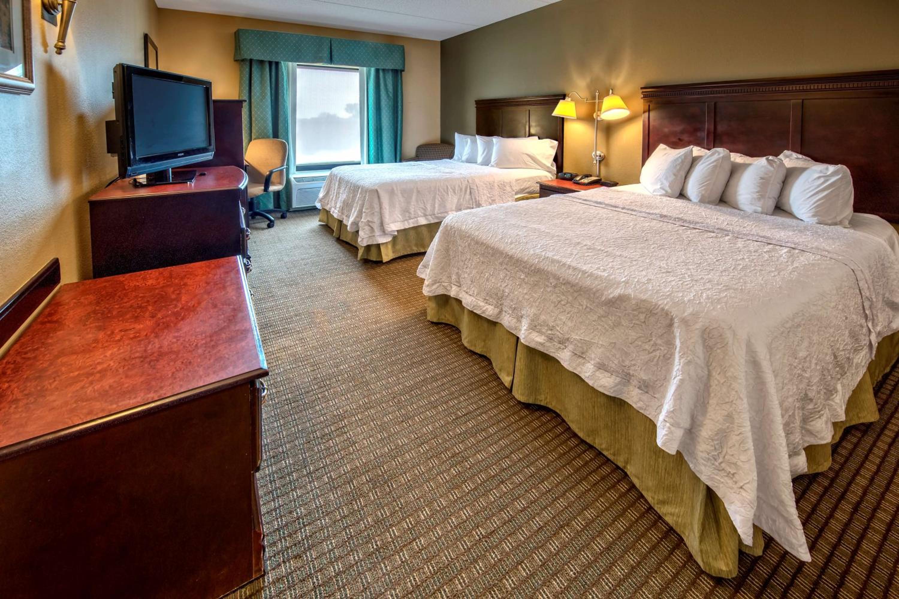 Room with Two Queen Beds - Non-Smoking - Photo 2