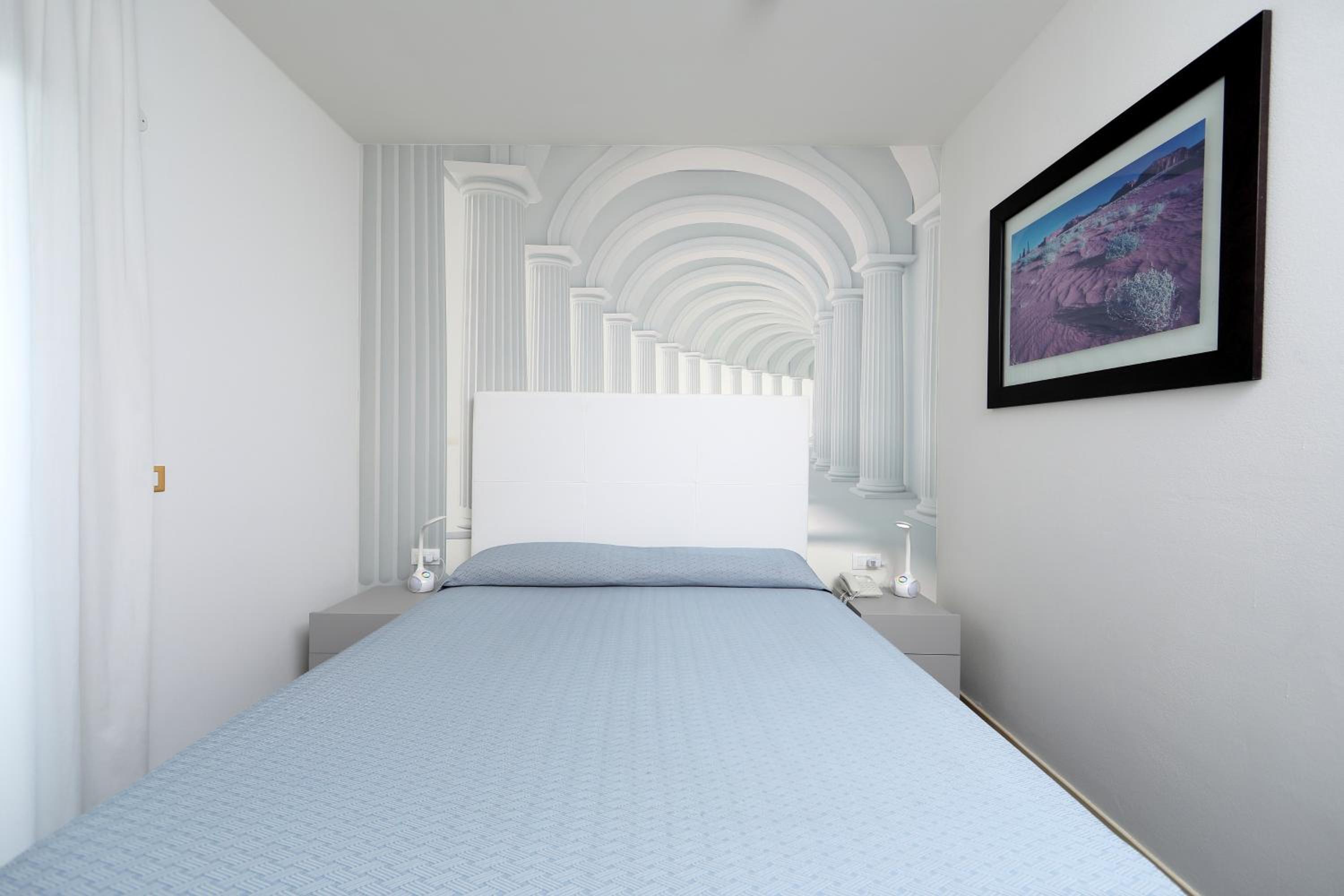 Double Room with Balcony - Photo 24